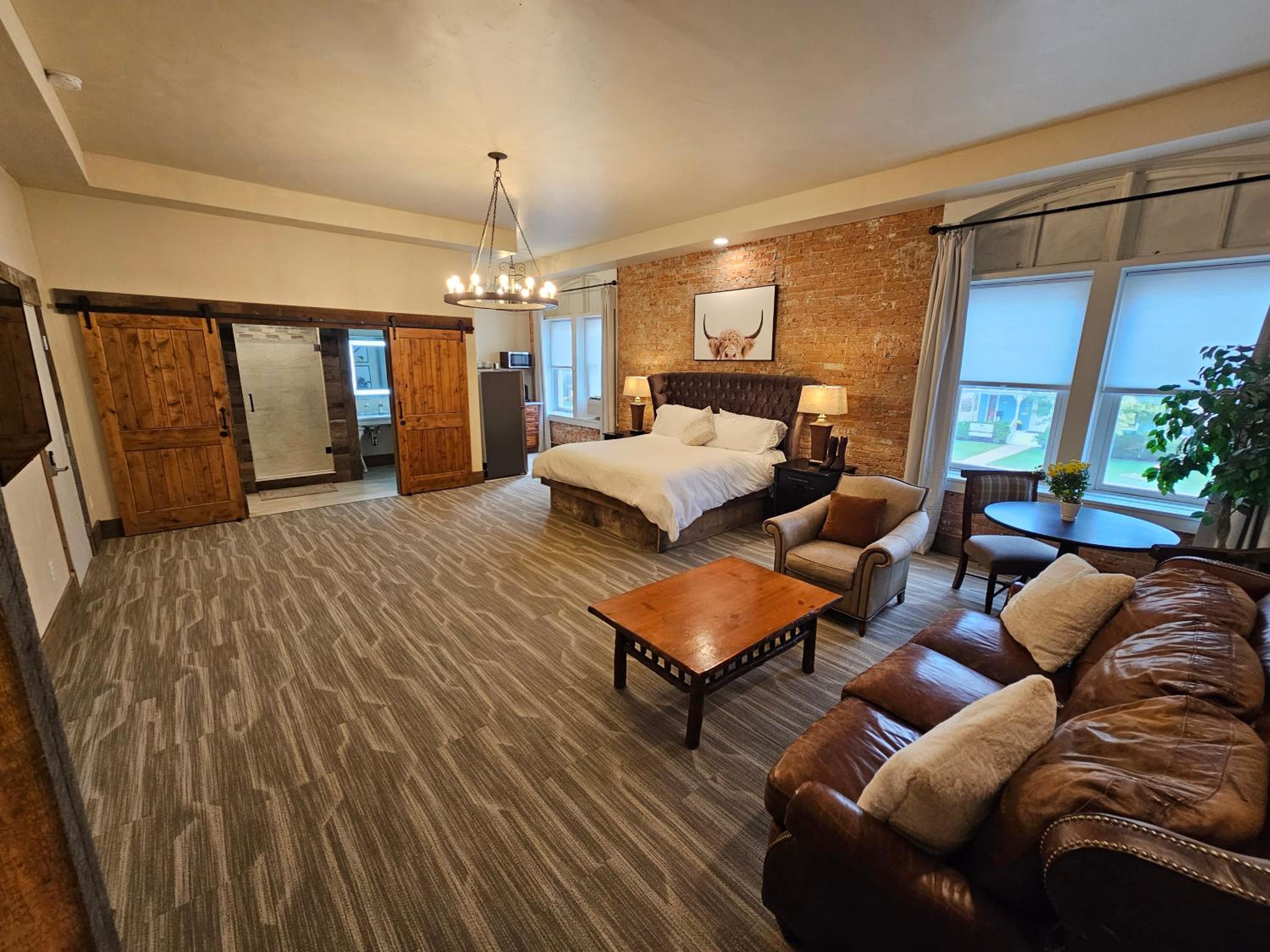Deluxe Suite - Photo 1
