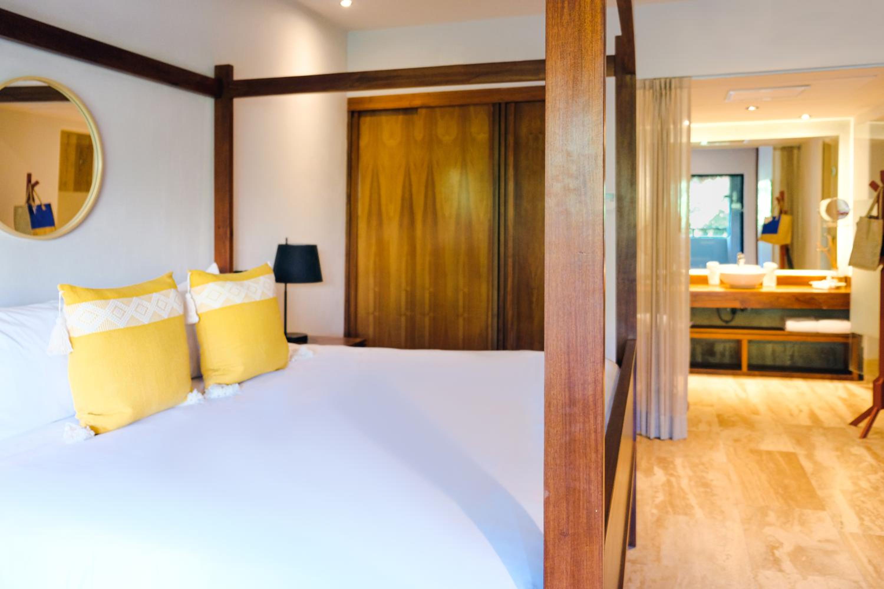 One-Bedroom King Suite with Balcony 2