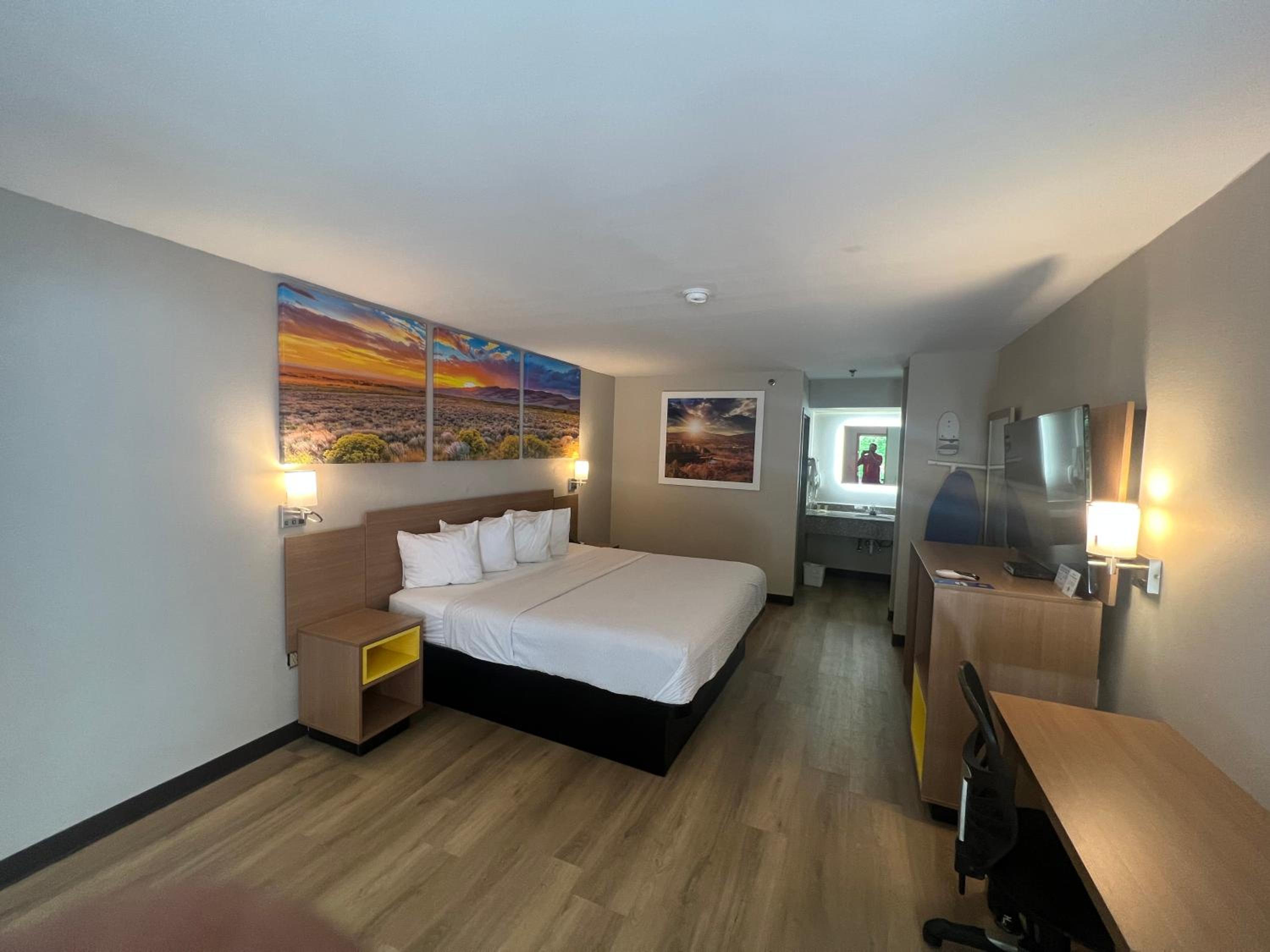 King Suite -  Non-Smoking - Photo 1
