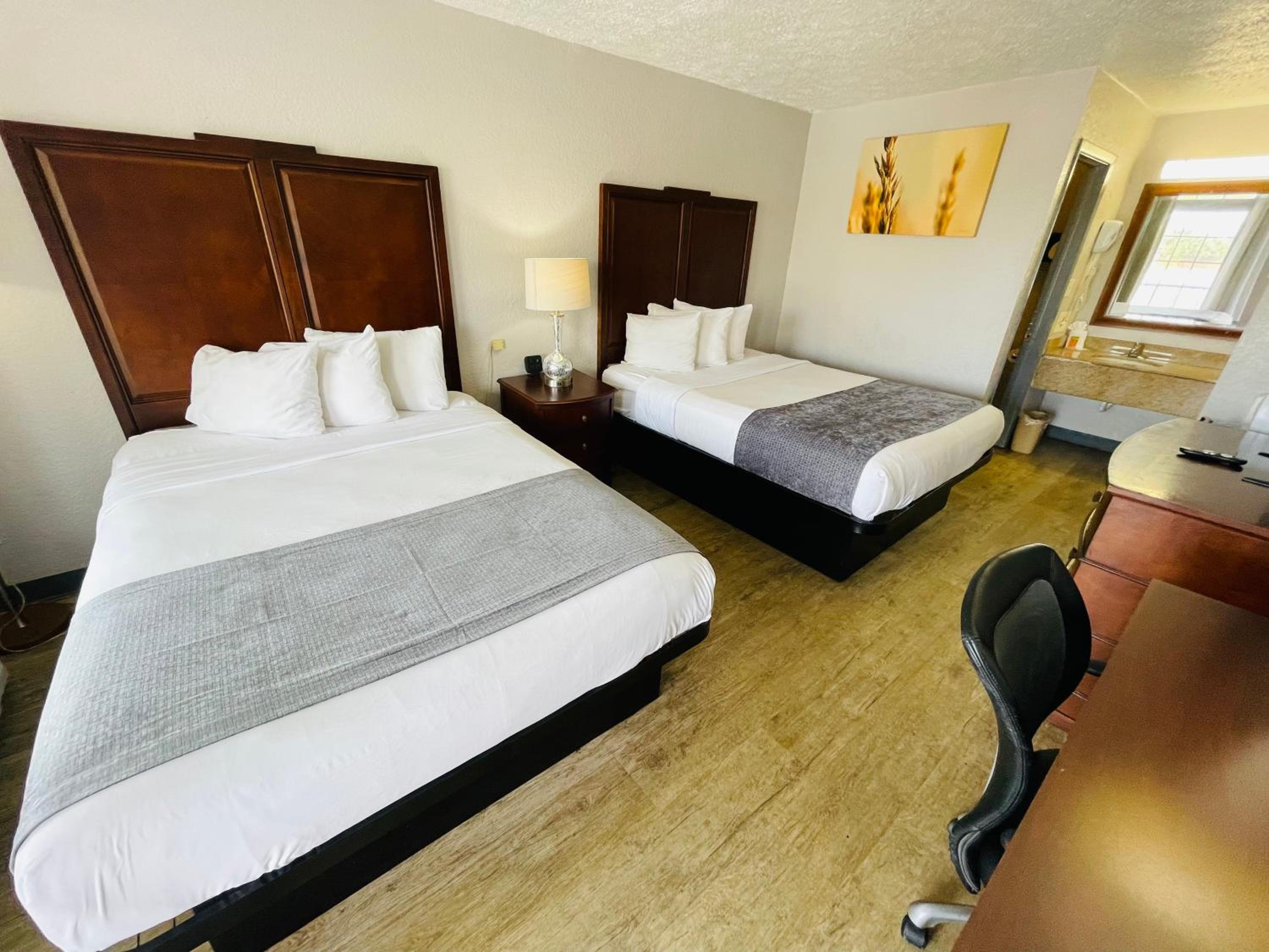 Queen Room with Two Queen Beds - Non-Smoking photo 1