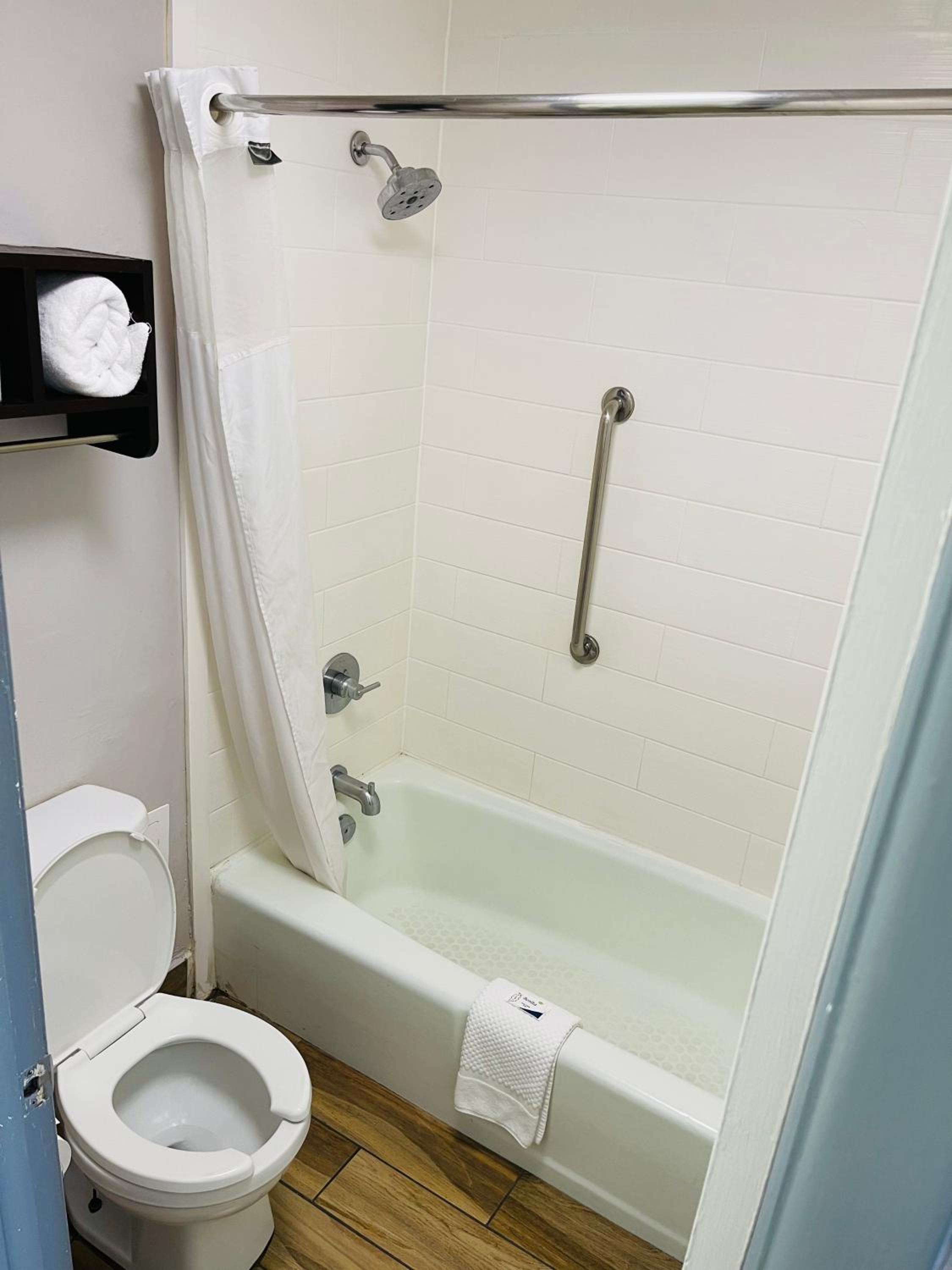 King Room - Mobility/Hearing Accessible - Non-Smoking photo 3