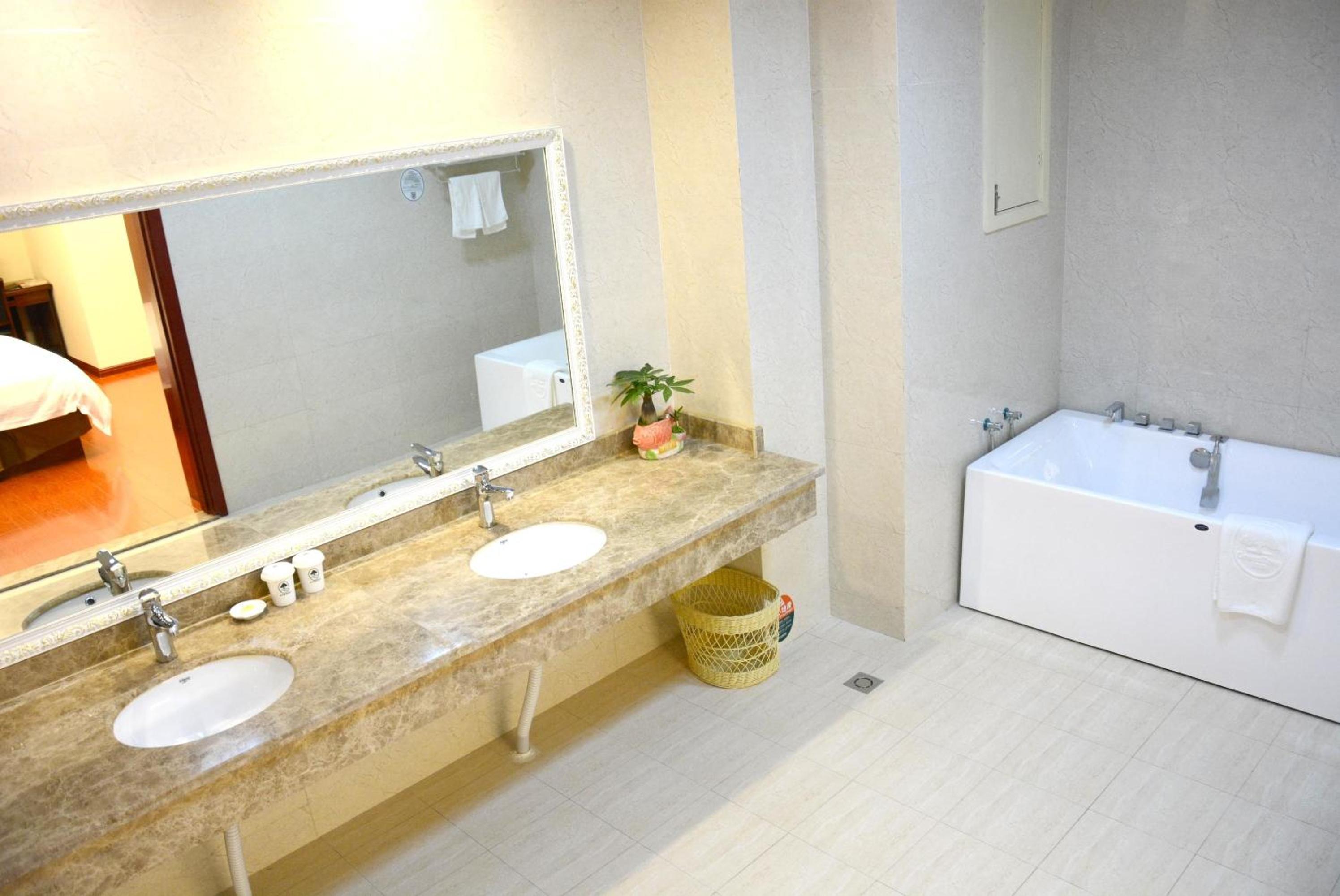 Mainland Chinese Citizens - Business Twin Room photo 2