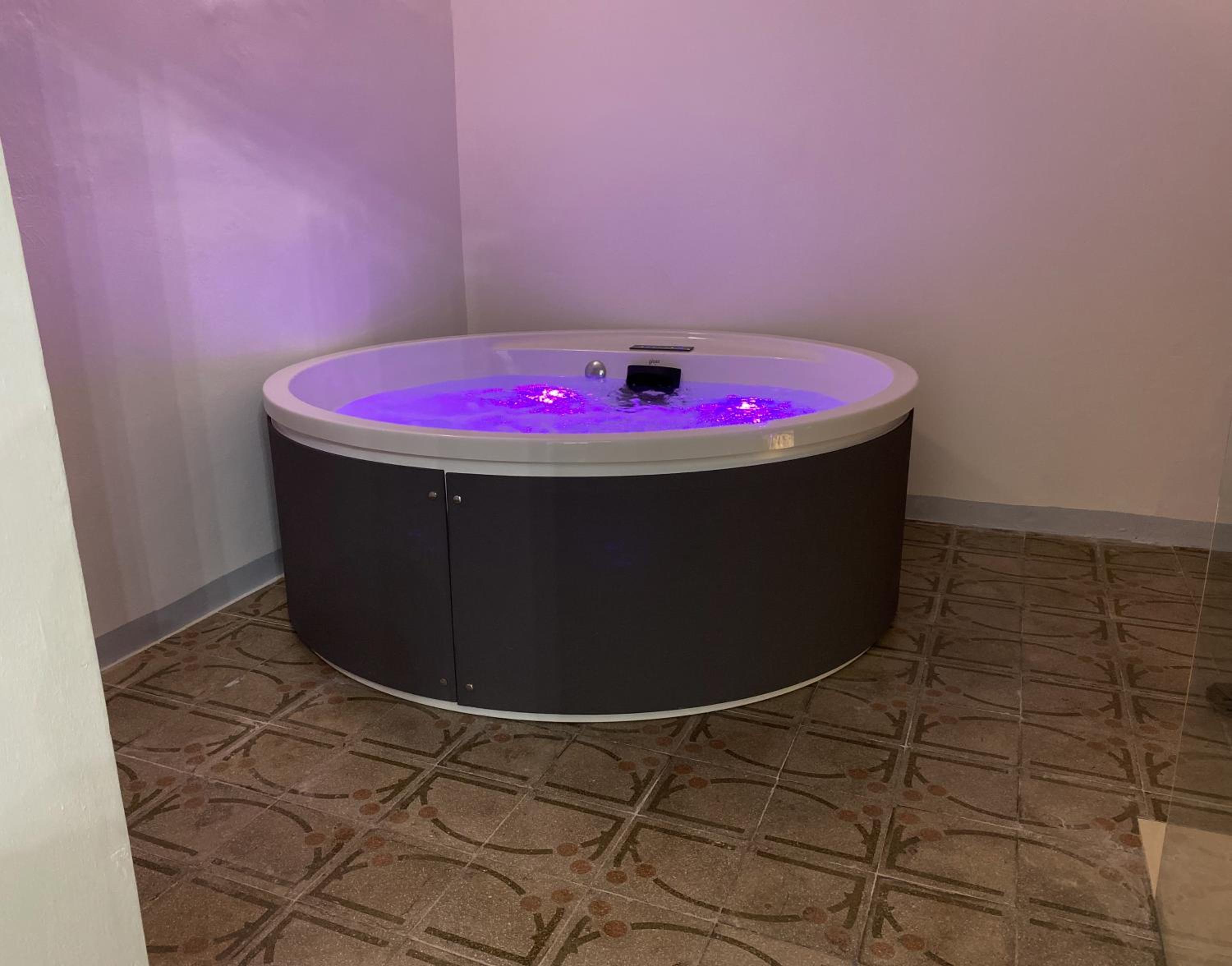 Deluxe Suite with Spa Bath photo 2