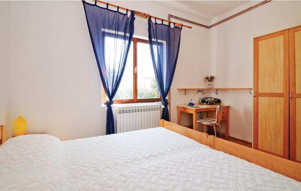 Six-Bedroom House photo 1
