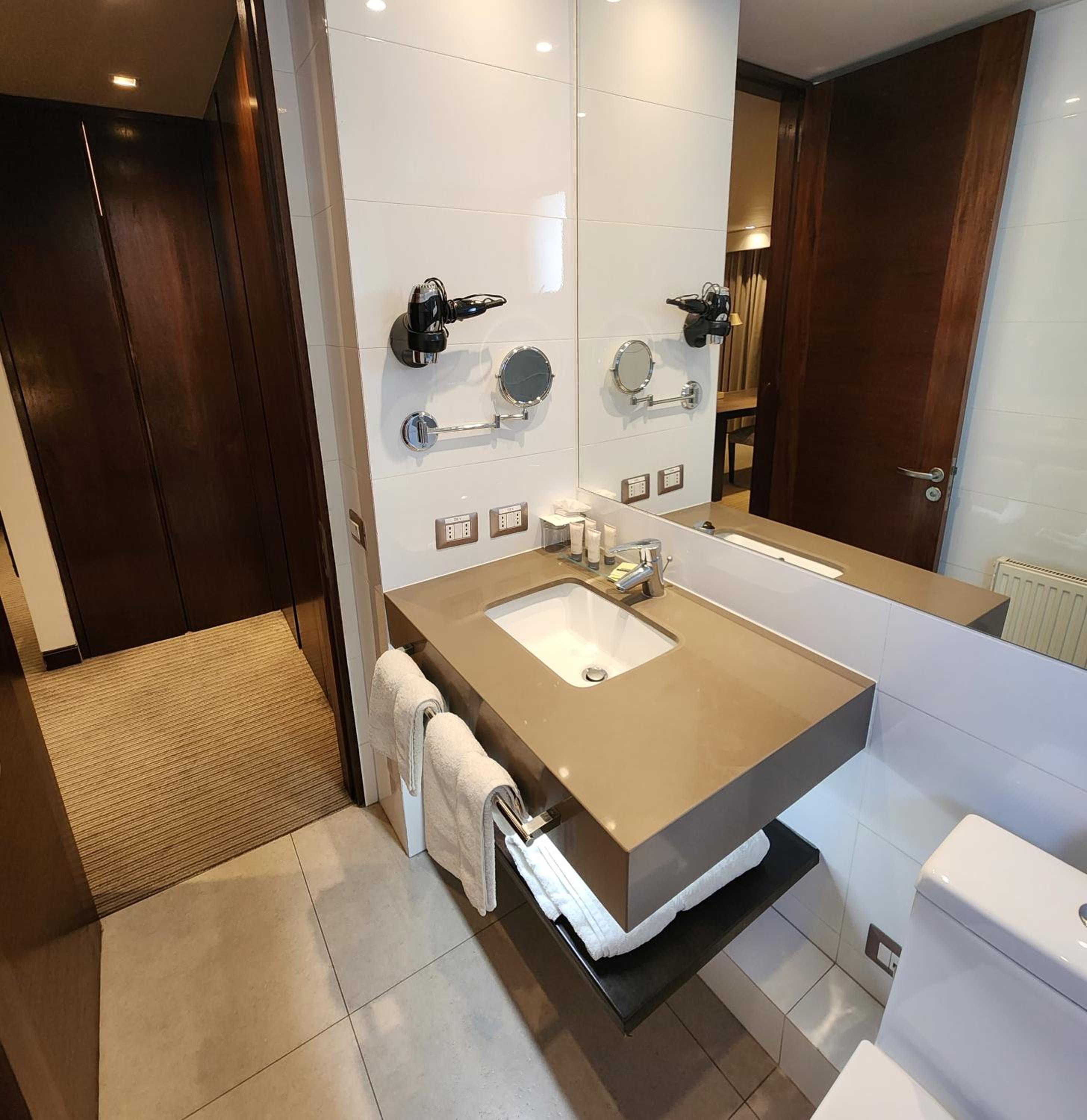 Suite - Photo 3