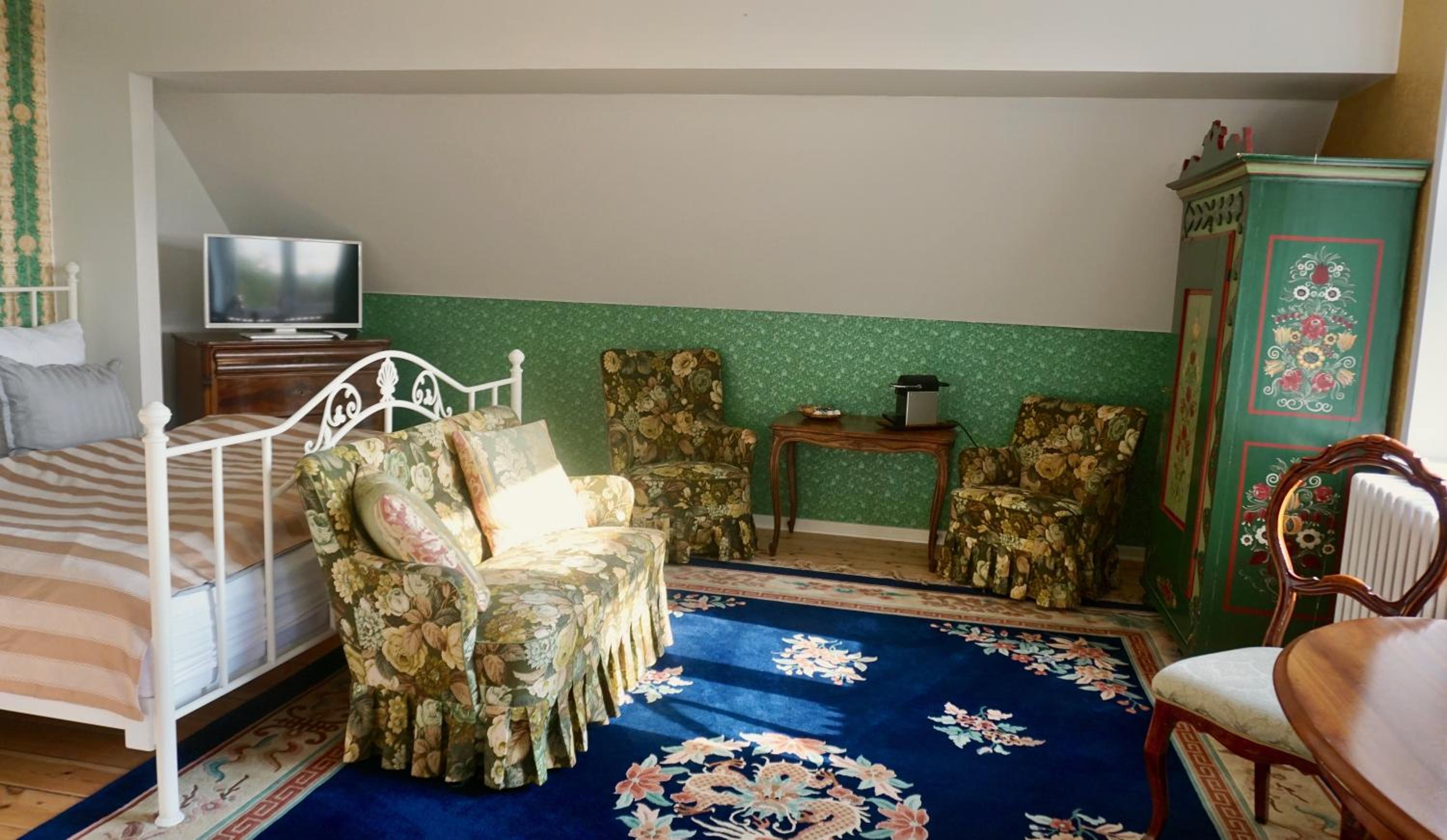 One-Bedroom Apartment photo 1