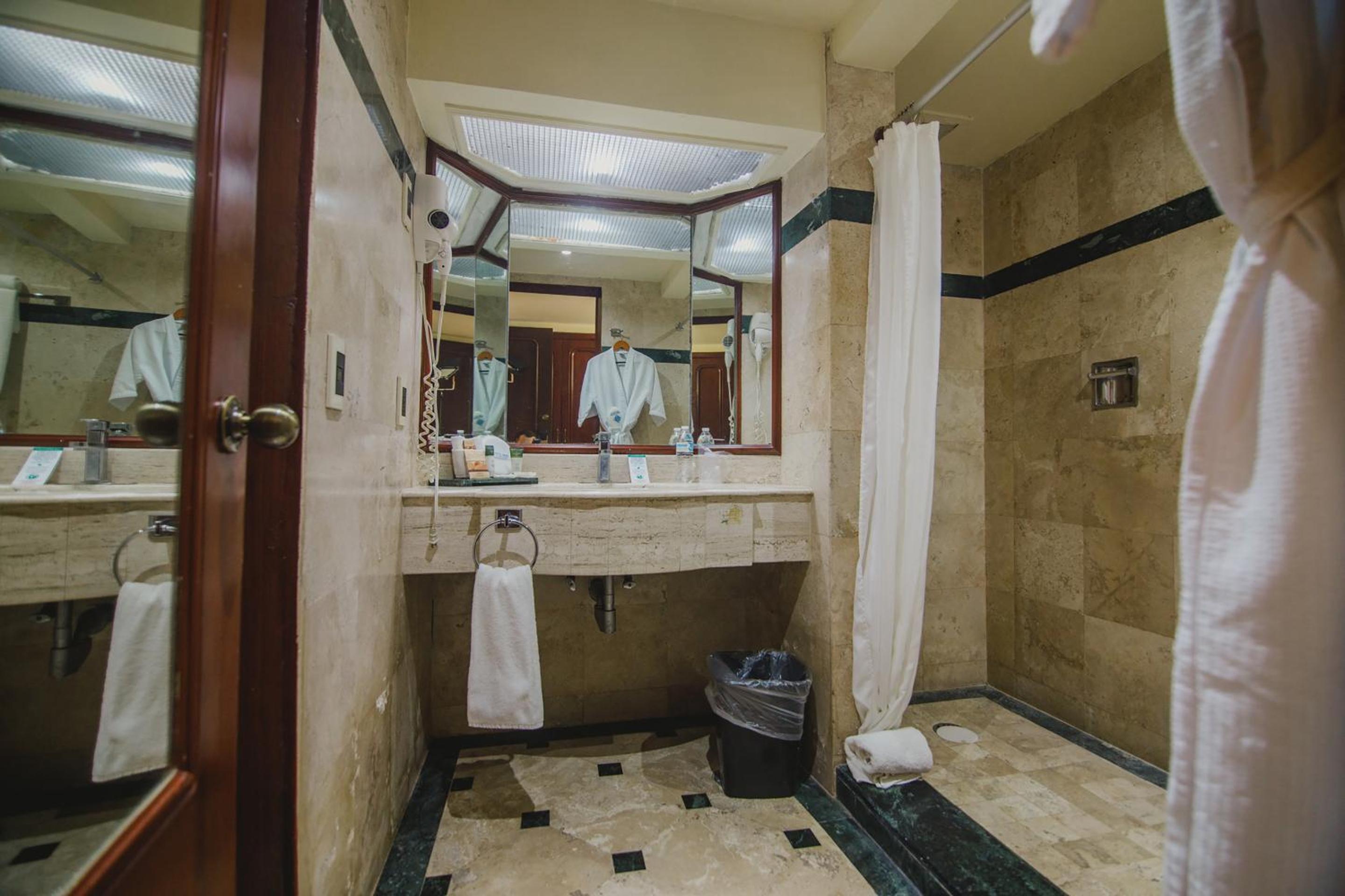 Superior Double Room with Two Double Beds - Photo 8
