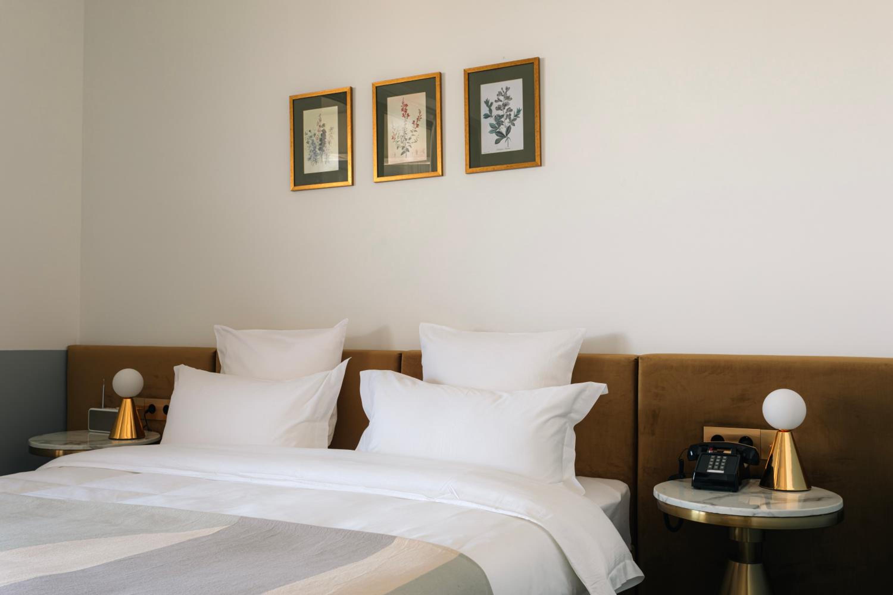 Standard Double Room - Photo 9