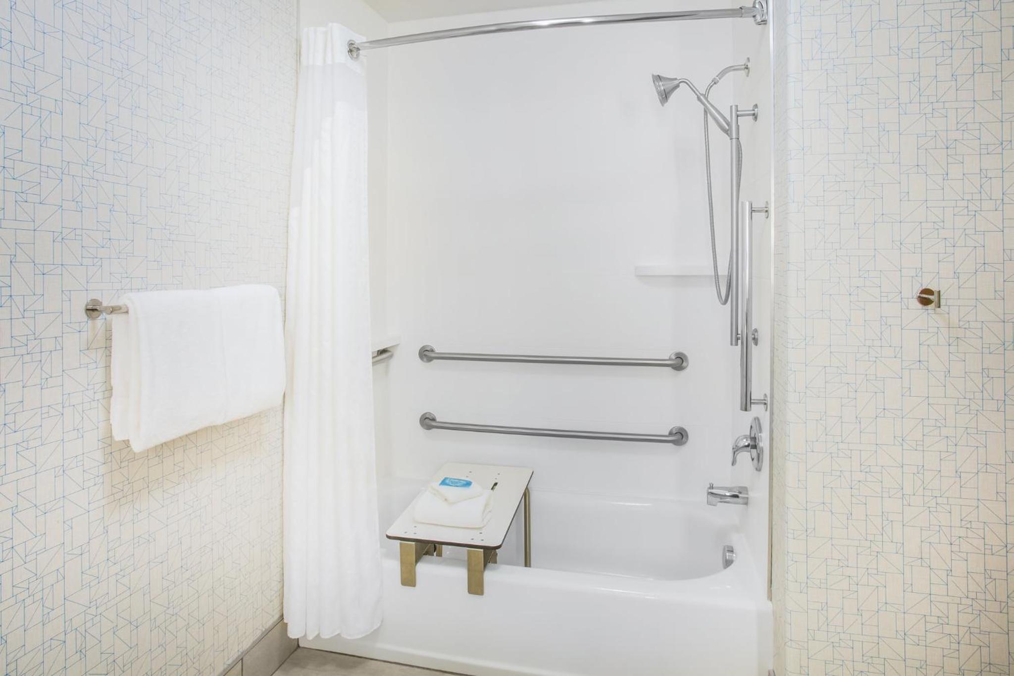 Standard King Room - Accessible - Photo 3
