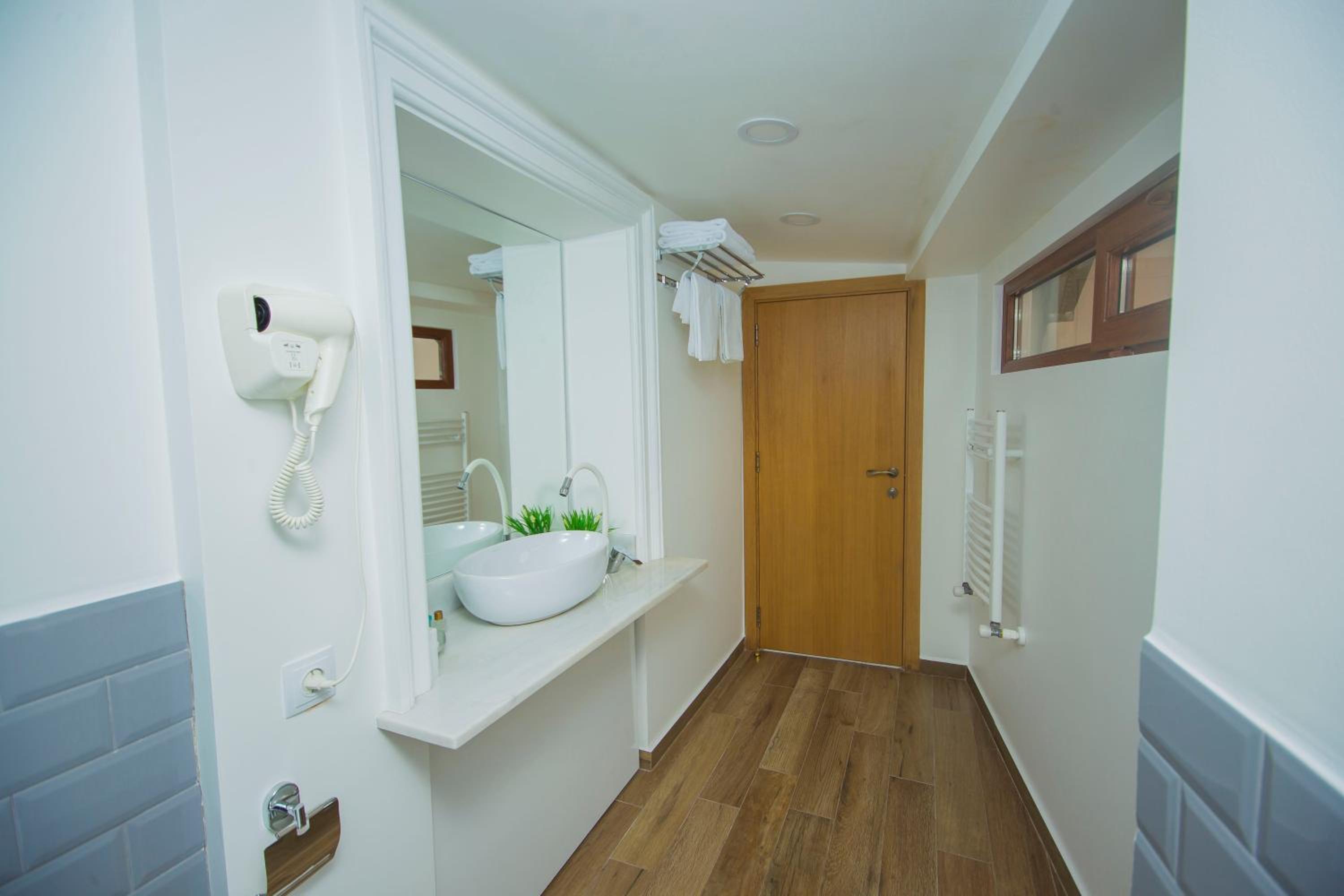 Quadruple Room with Balcony photo 3