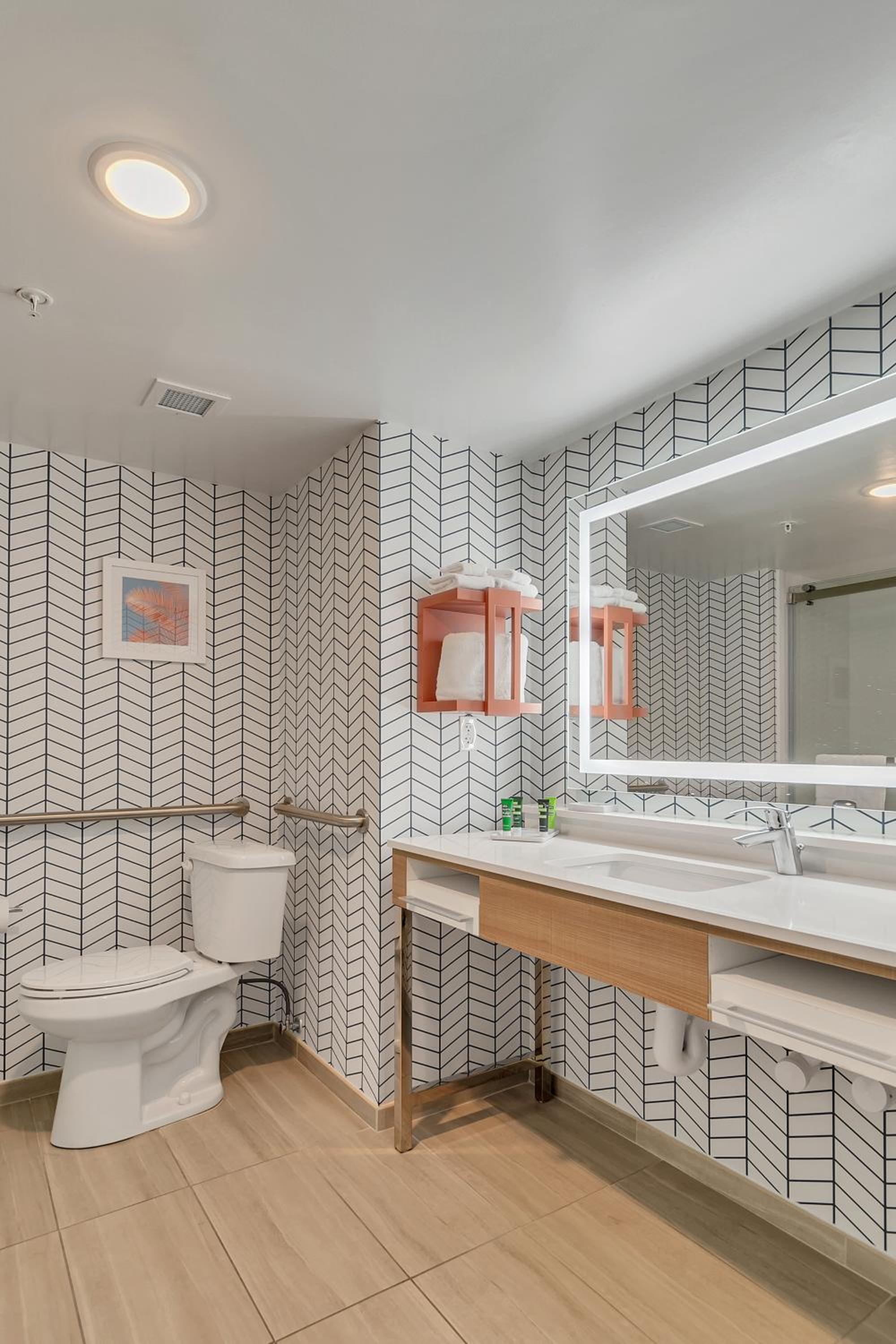 Standard King Room with Mobility Accessible Roll-In Shower photo 3