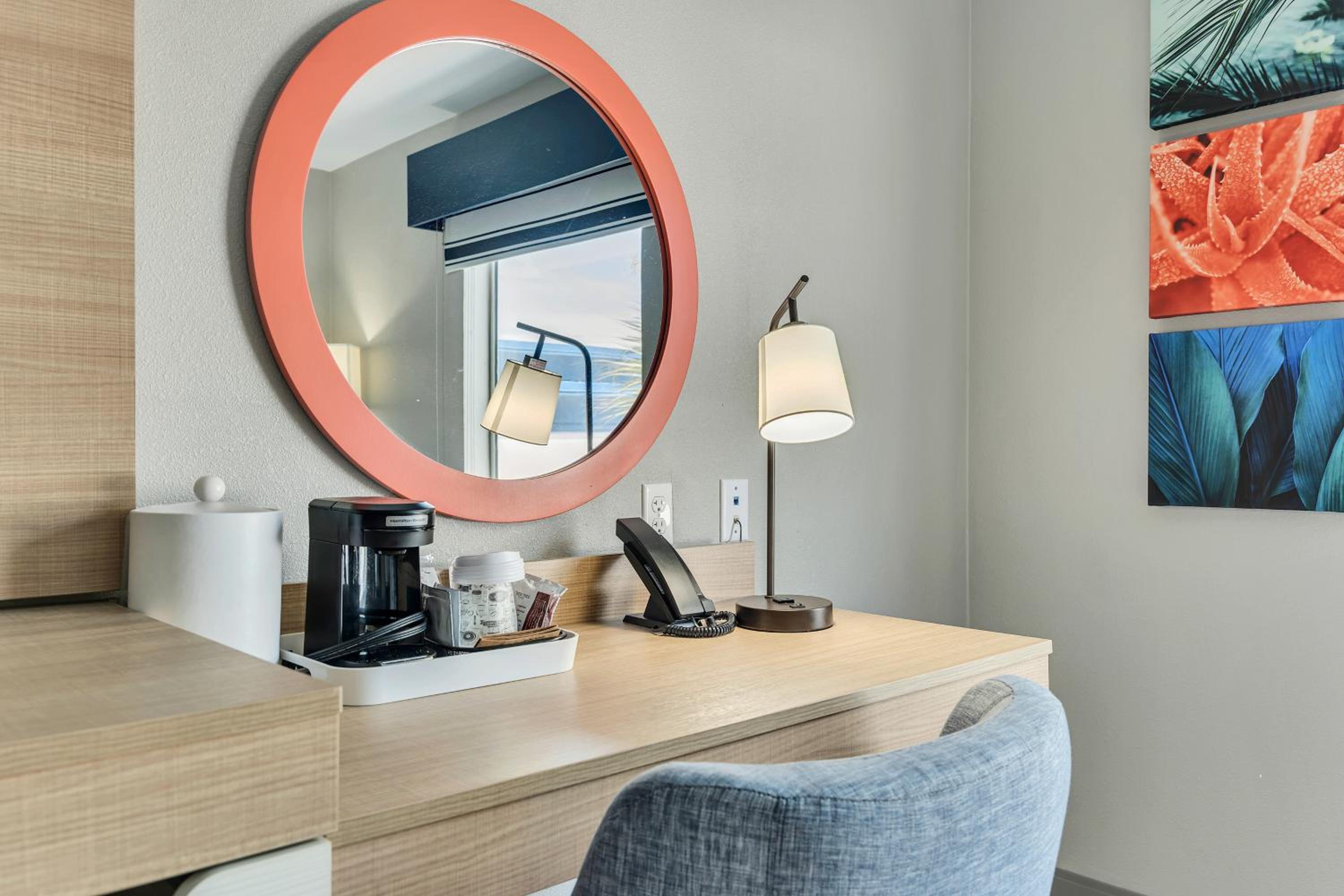 Quarto Padrão King com Acesso para Mobilidade e Chuveiro com Assento Retrátil