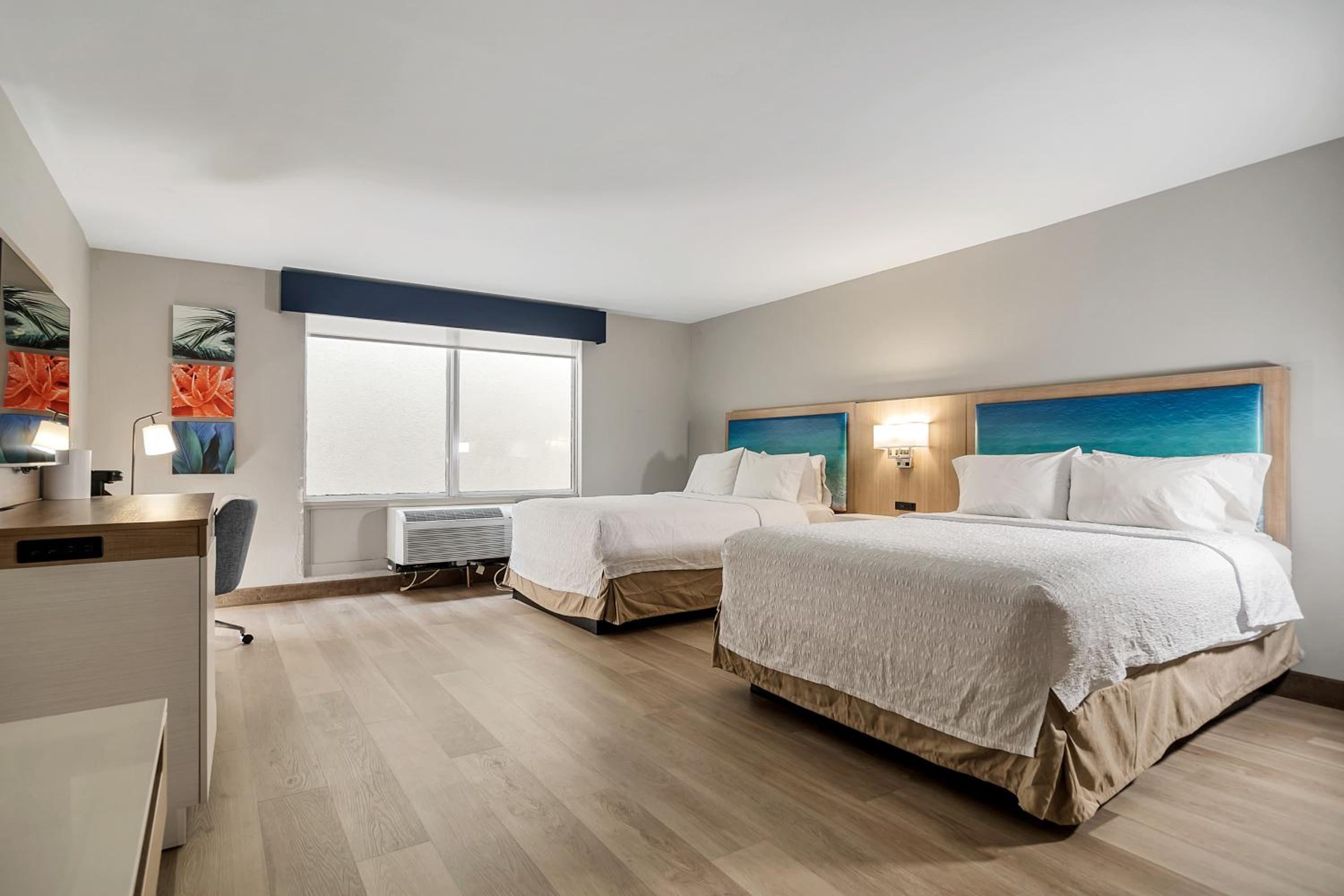 Quarto Queen Standard com Duas Camas Queen e Ducha com Acesso para Mobilidade reduzida