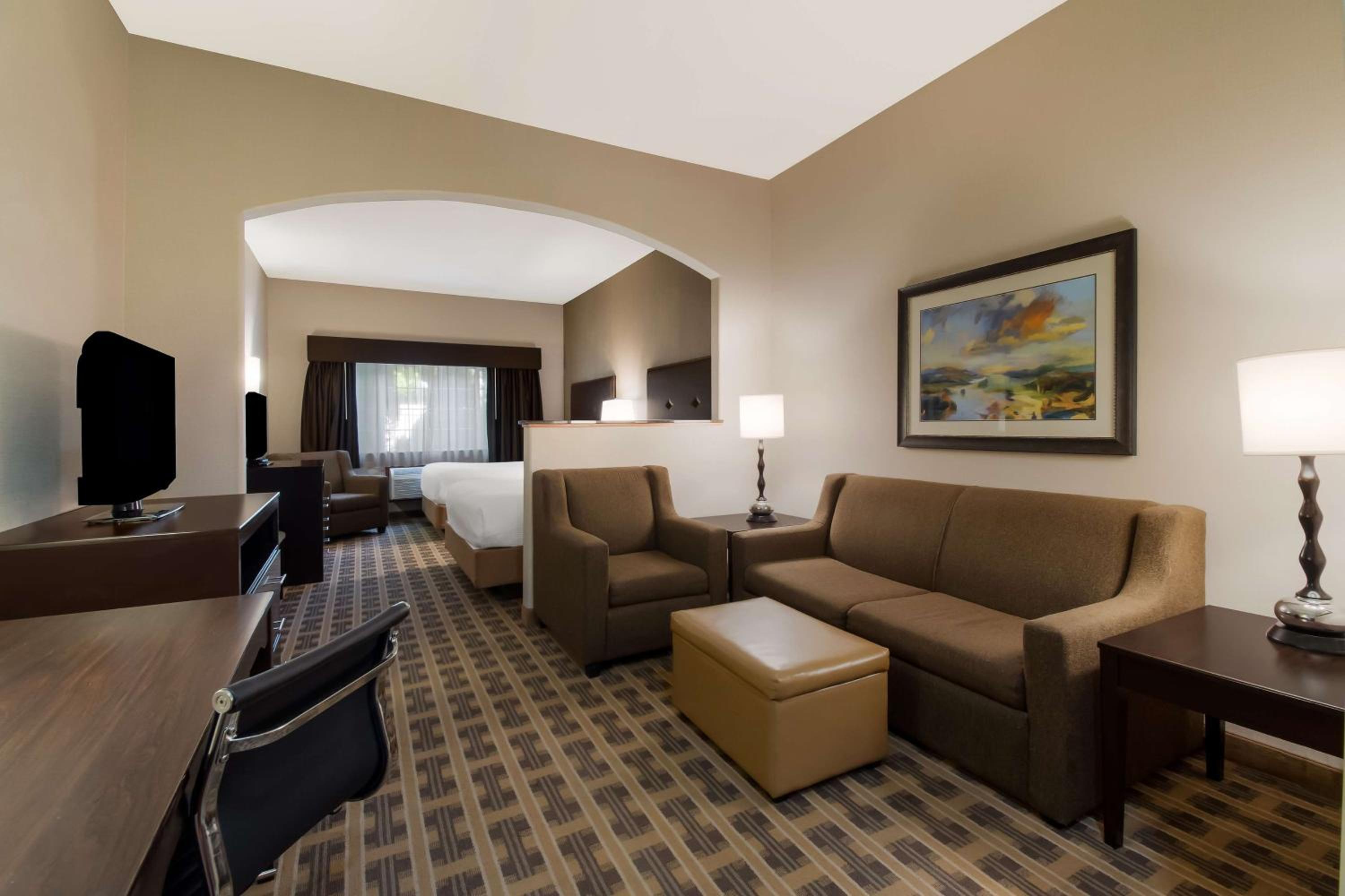Queen Suite with Two Queen Beds and Sofa Bed - Wet Bar/First Floor photo 1