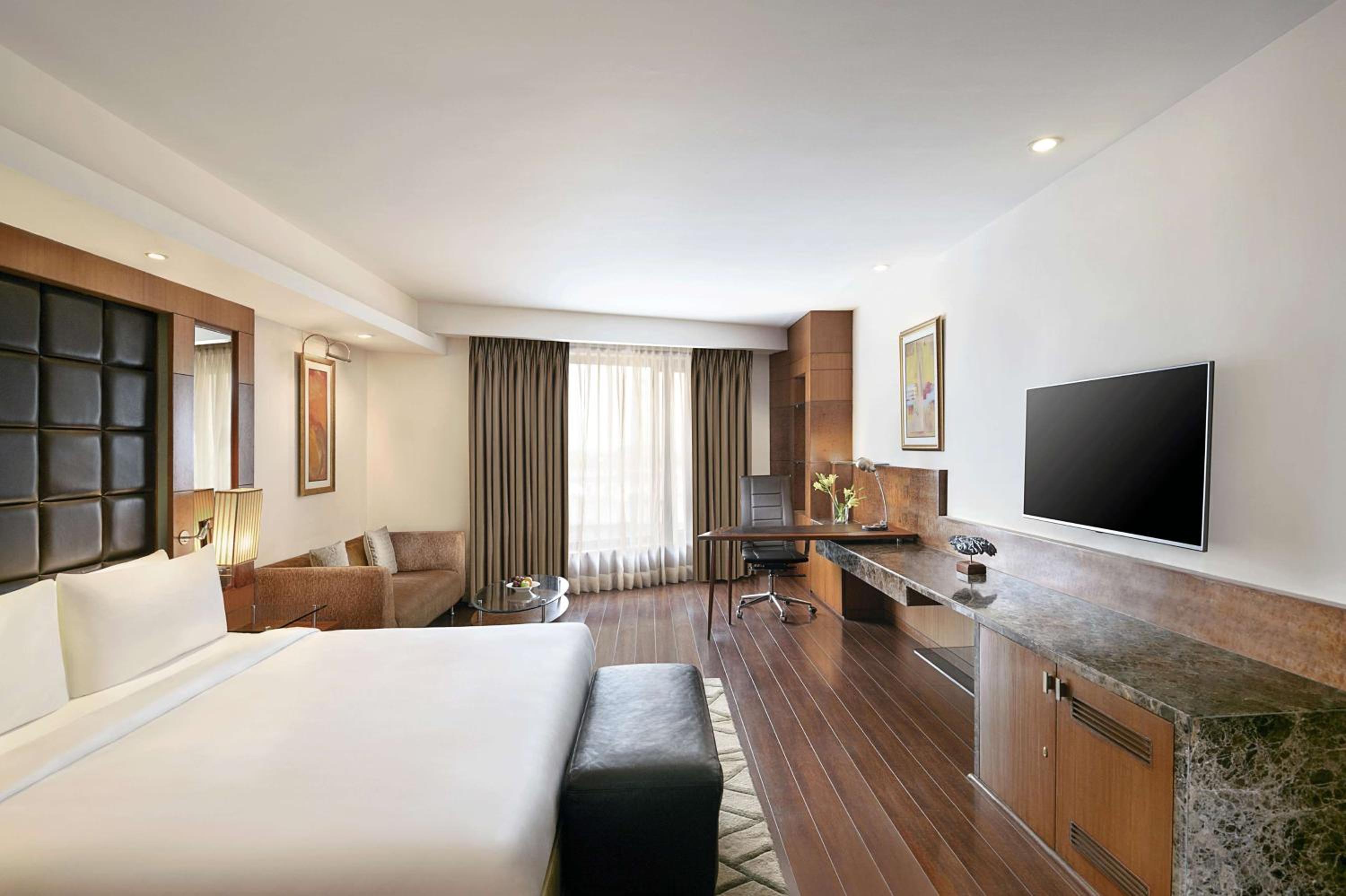 Business Class with Happy Hours 01:00 PM to 06:00 PM 1+1 , Airport Transfers and Free Pick up and drop to Worldmark Aerocity (subject to car availability) - Photo 1