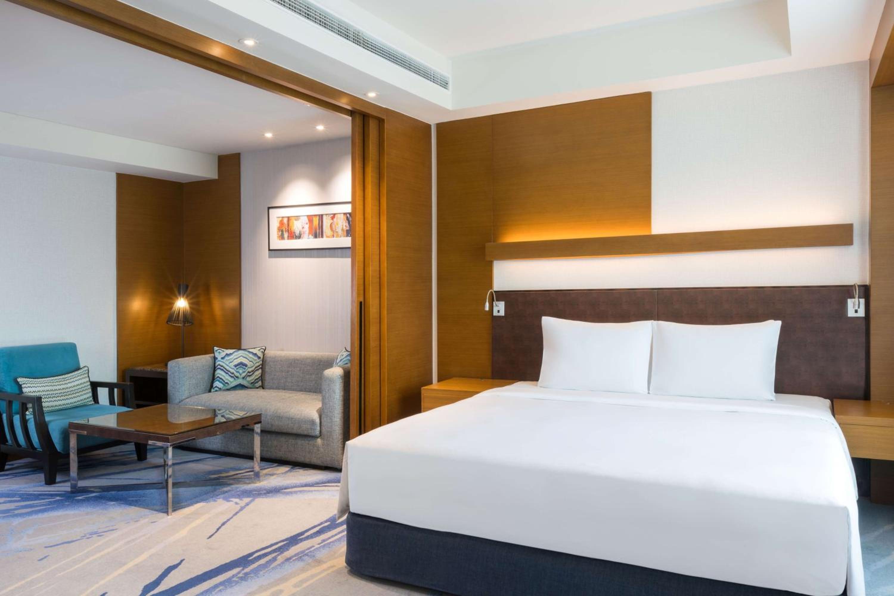 Junior Suite with Lounge access - Photo 7