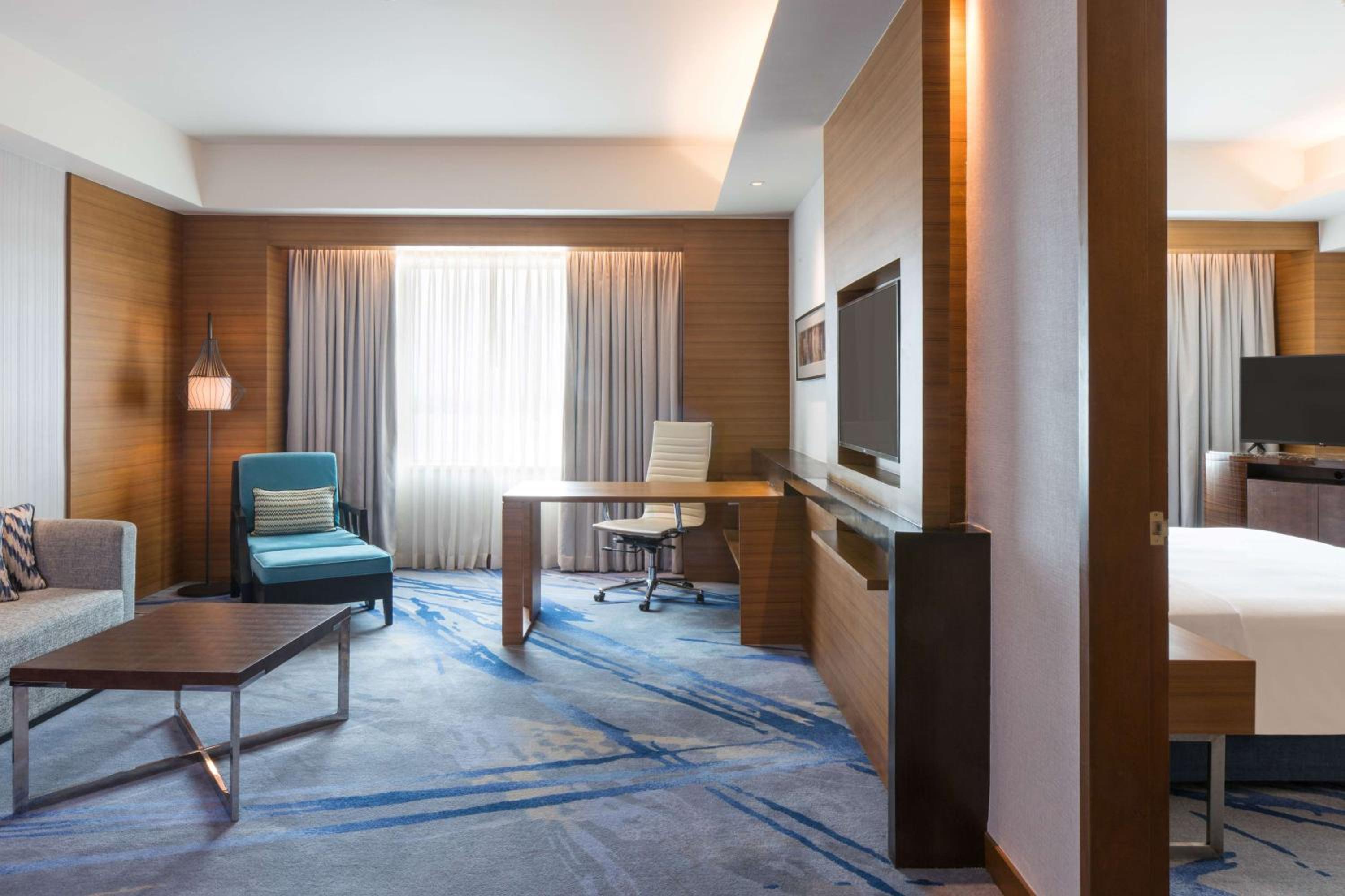 Suite with Lounge access - Harbor View - Photo 6