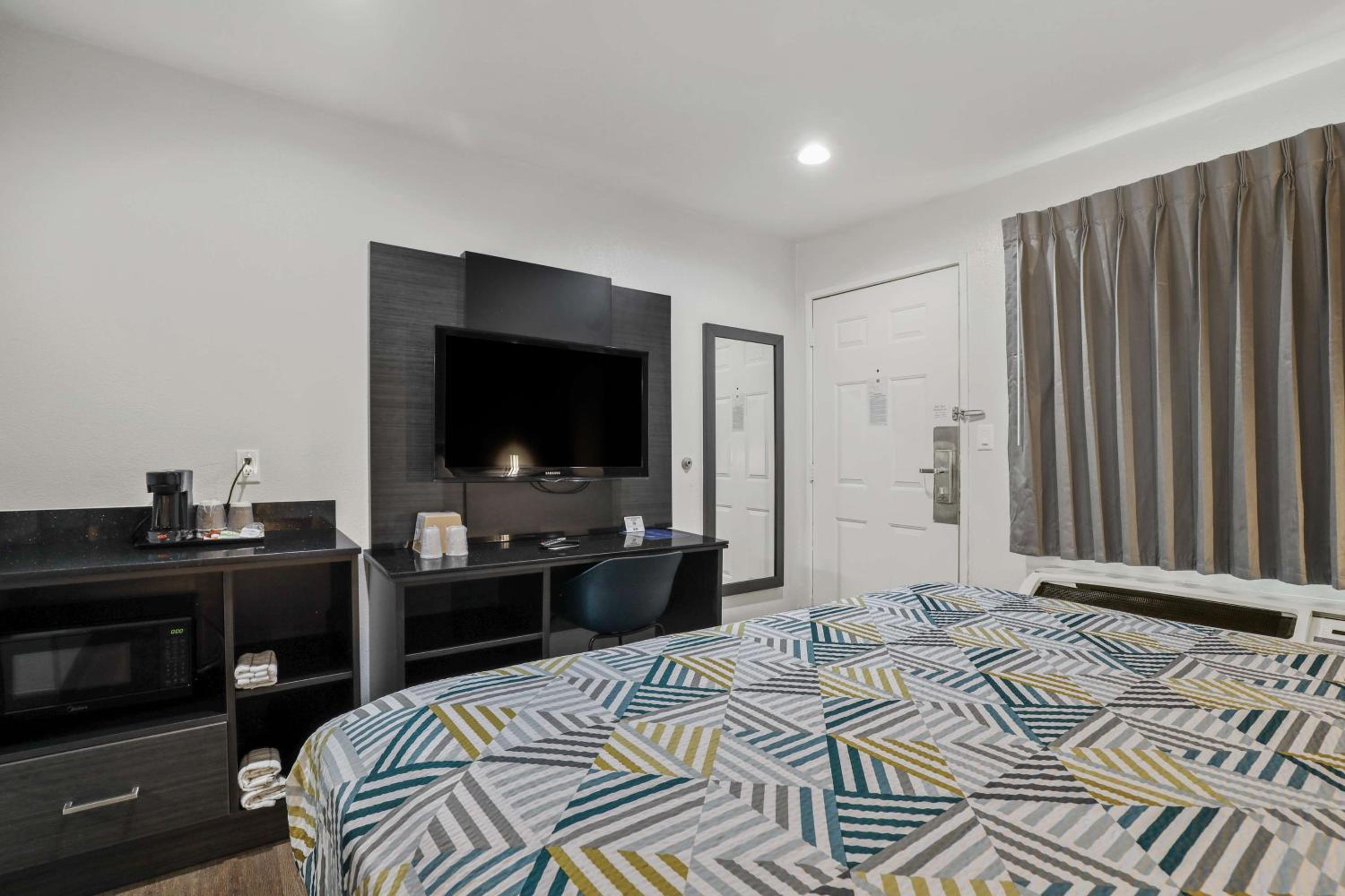 King Room - Non-Smoking - Photo 1