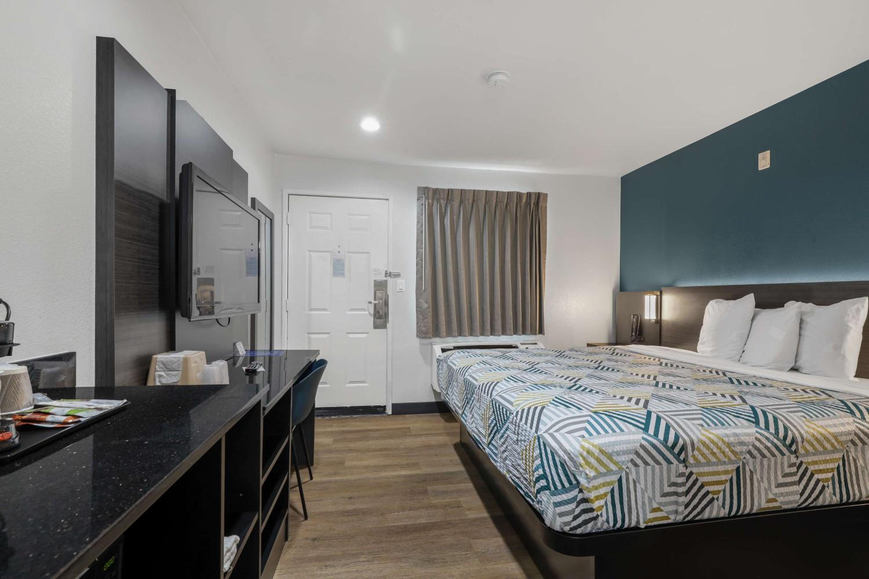 King Room - Non-Smoking - Photo 7