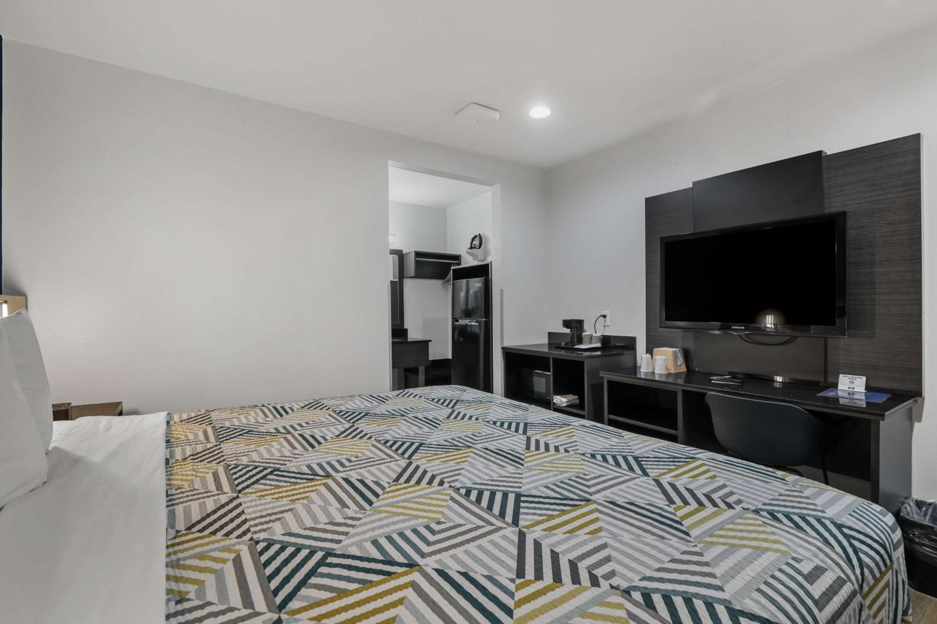 King Room - Non-Smoking - Photo 9