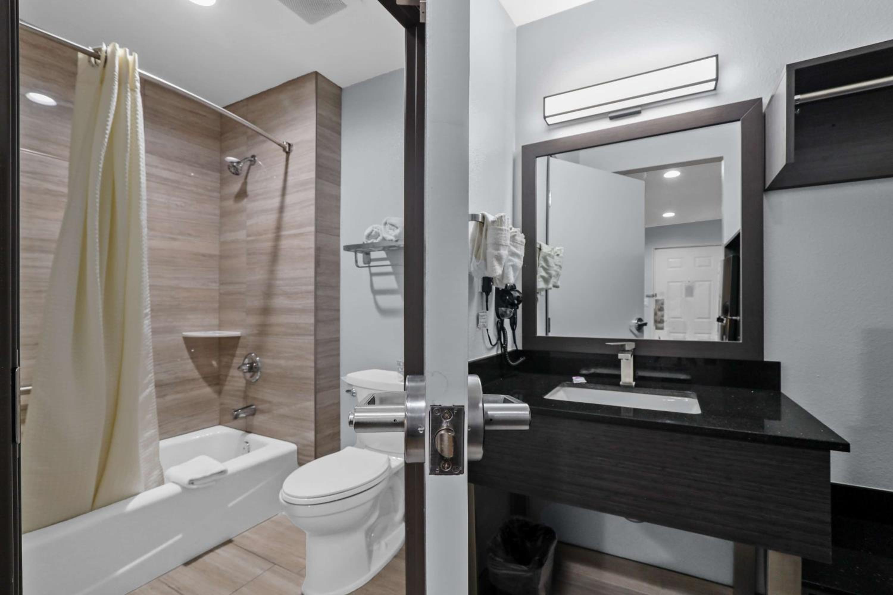 Quadruple Room - Non-Smoking - Photo 6