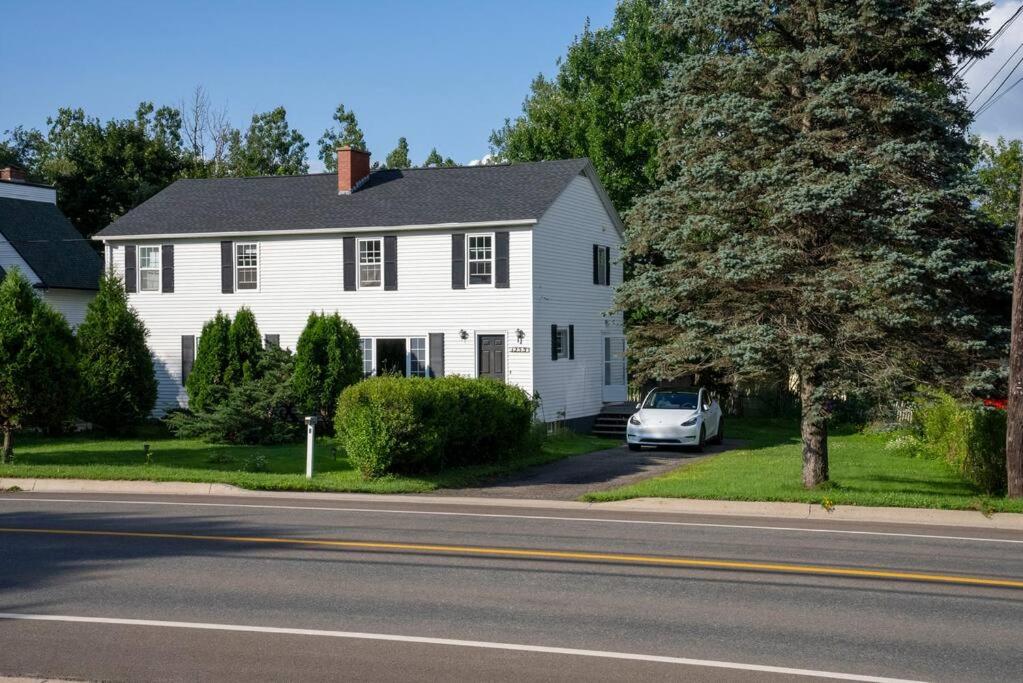 Three-Bedroom House photo 3