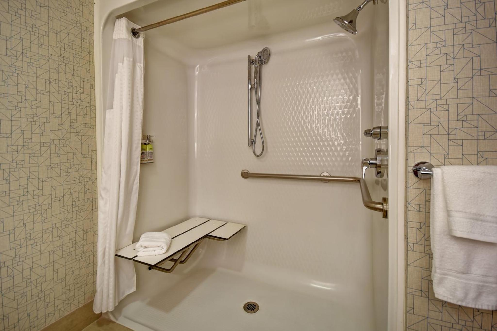 King Room - Mobility Access/Roll in Shower - Non-Smoking - Photo 5