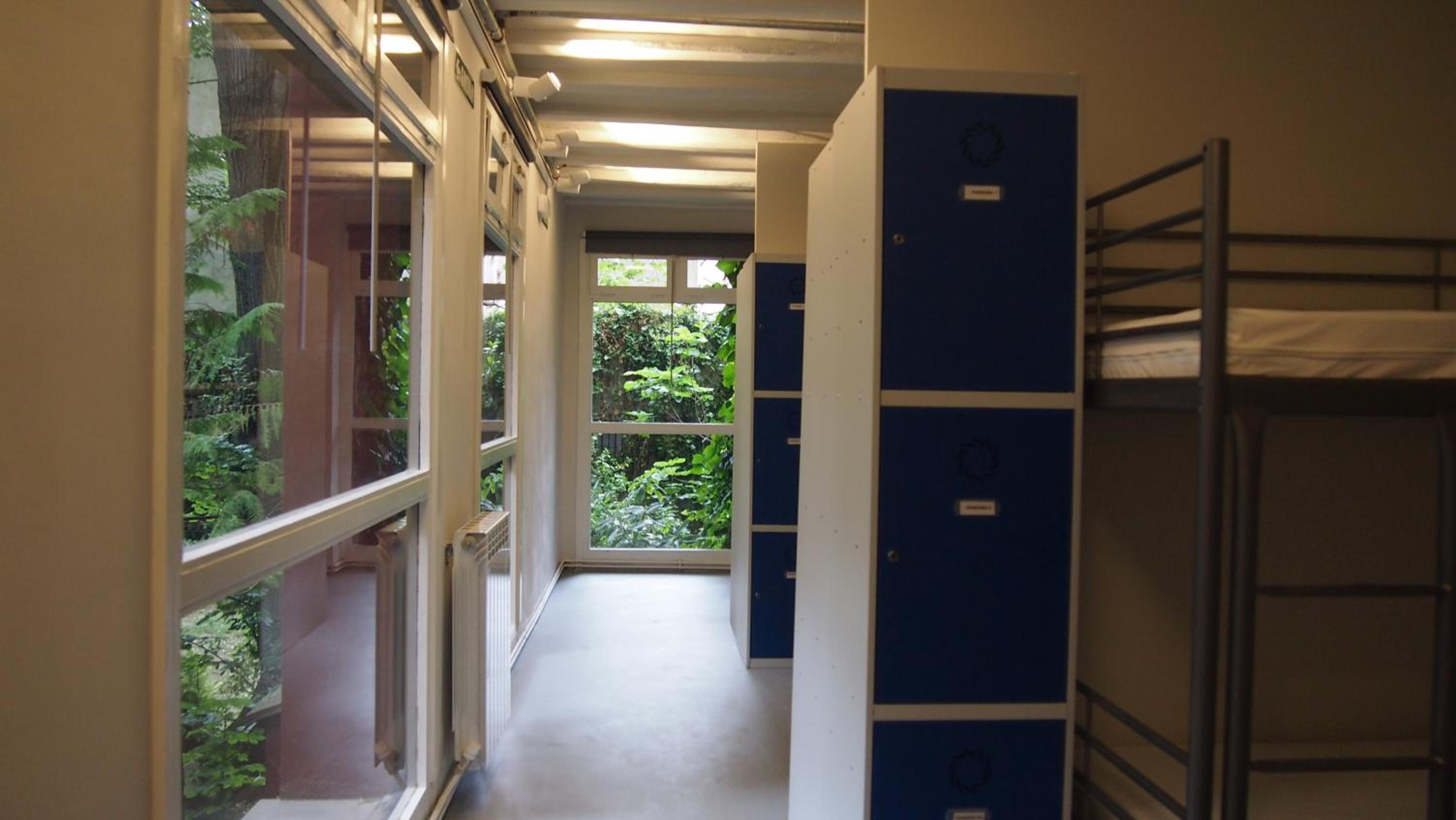 Bed in 14-Bed Mixed Dormitory Room (Cabin)