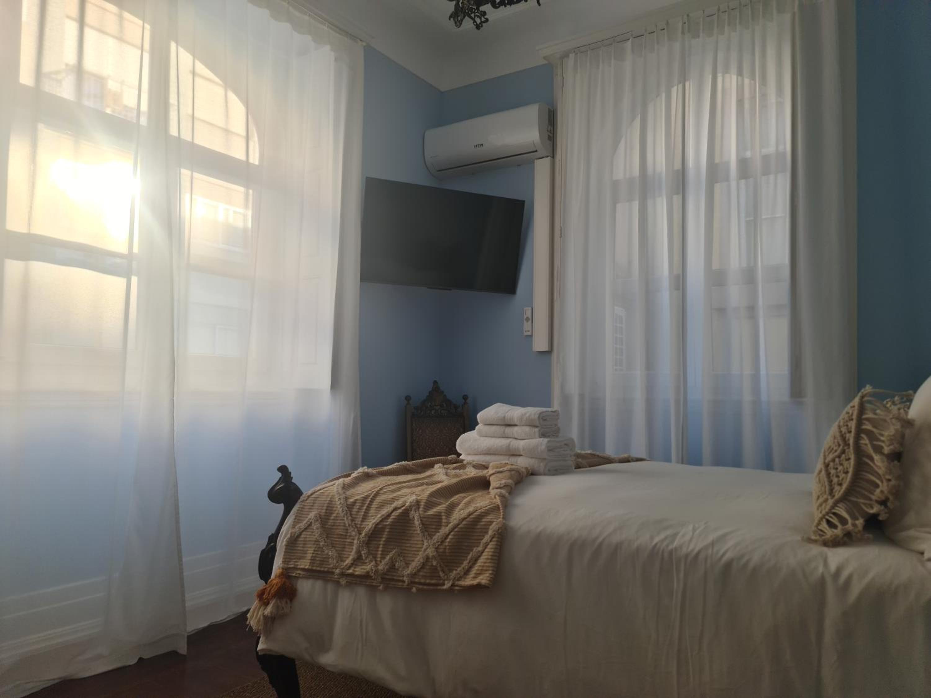 Large Double Room - Photo 10