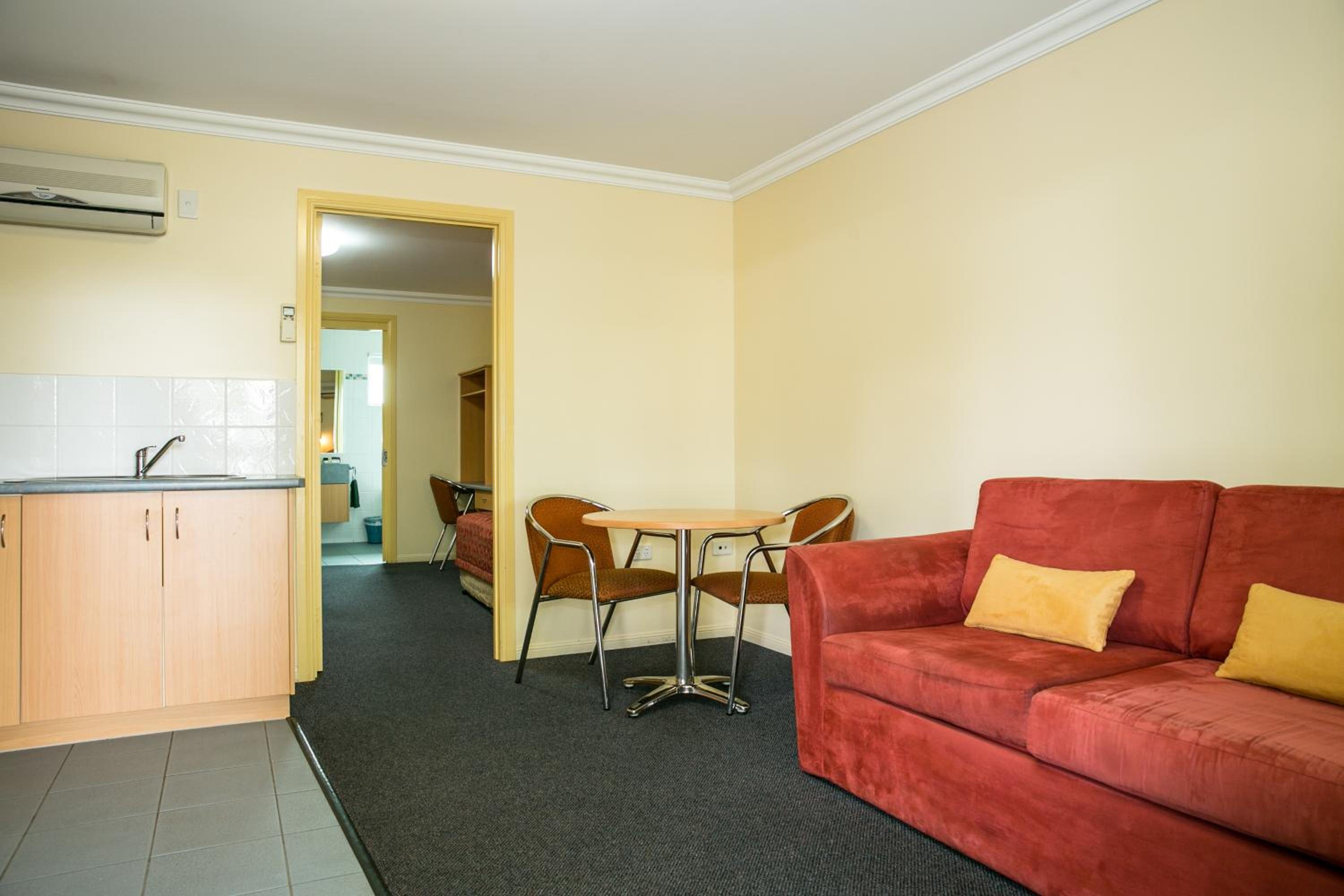 One-Bedroom Apartment photo 2
