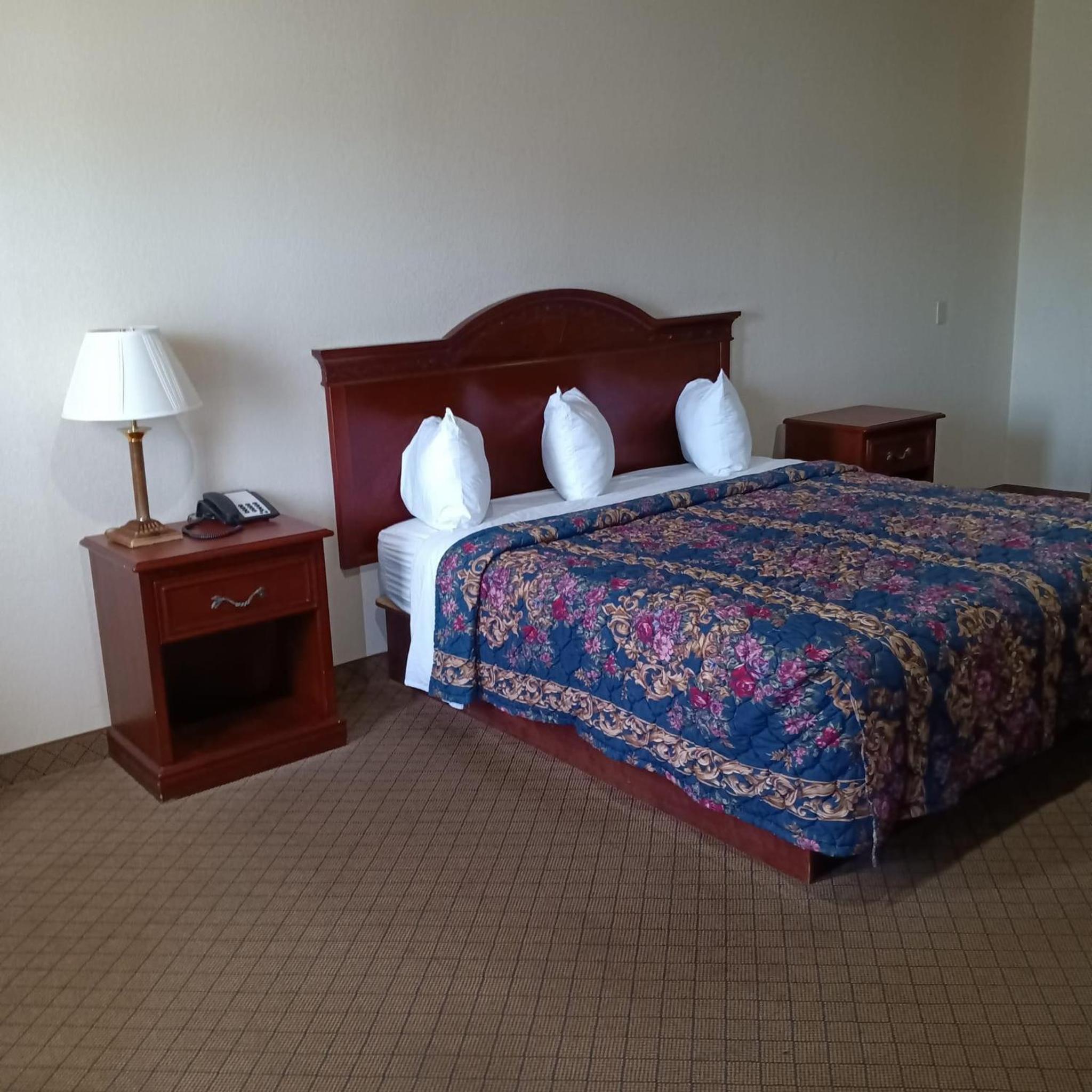 Deluxe King Suite photo 3