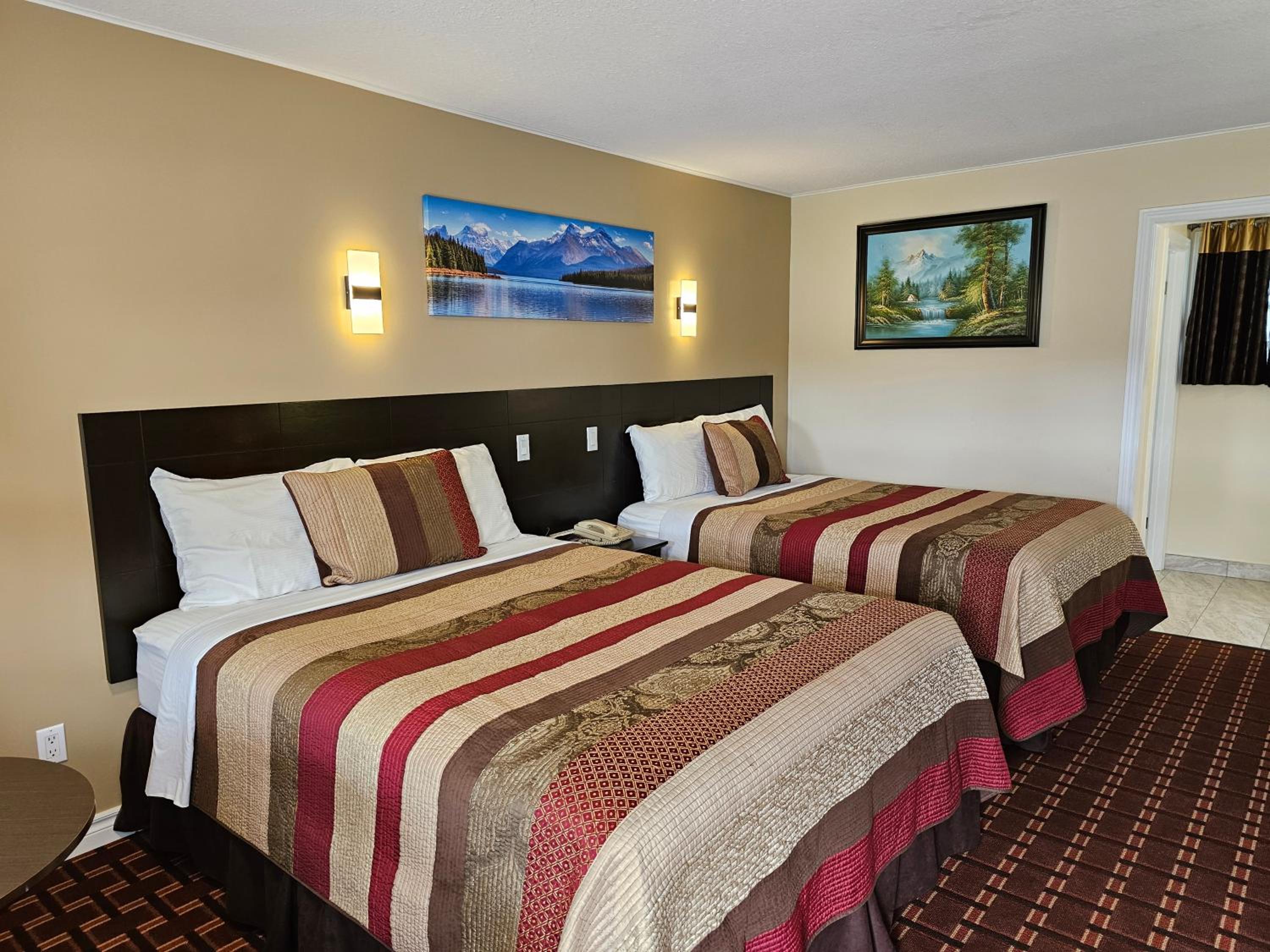 Queen Room with Two Queen Beds photo 2