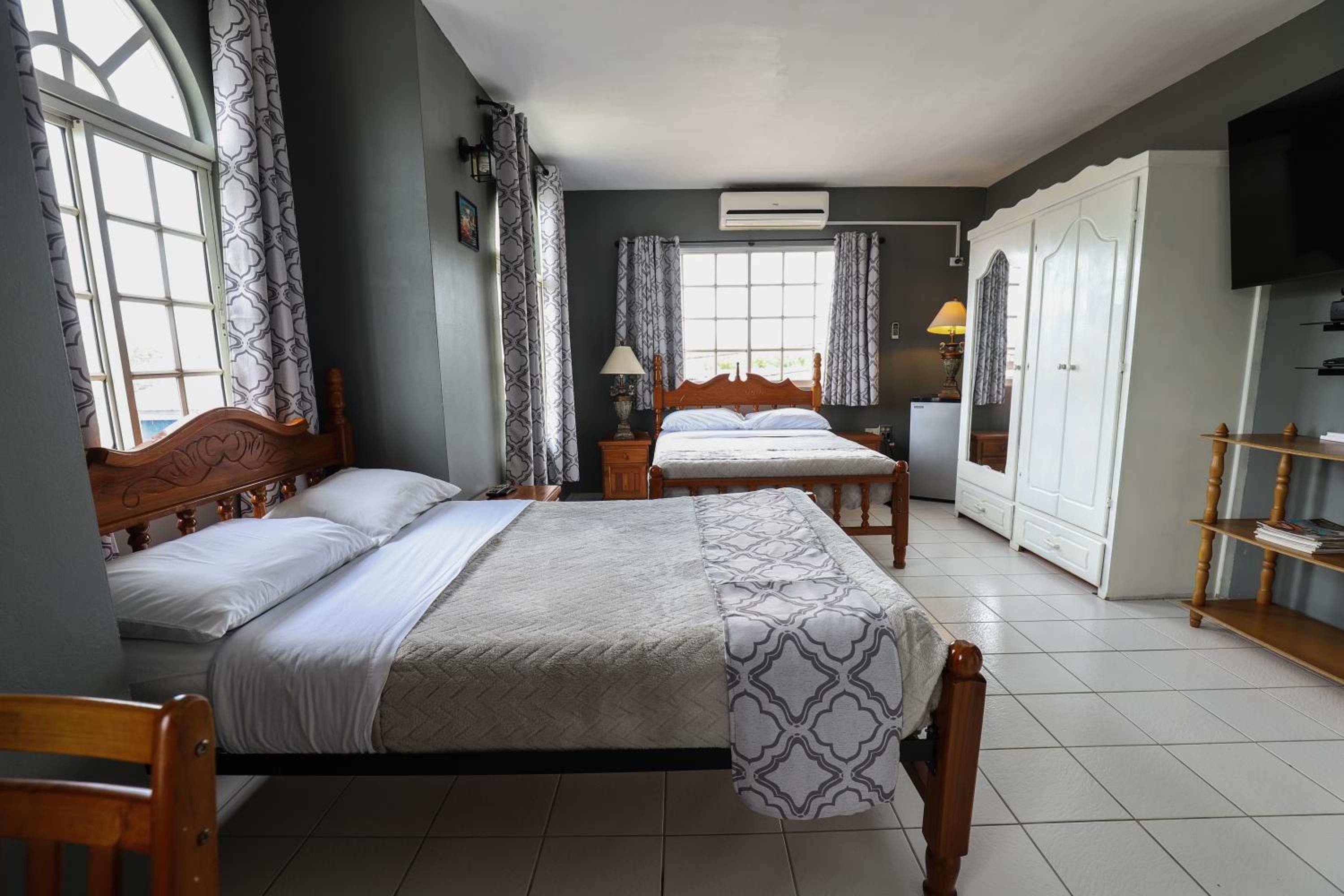 Quadruple Room with Private Bathroom