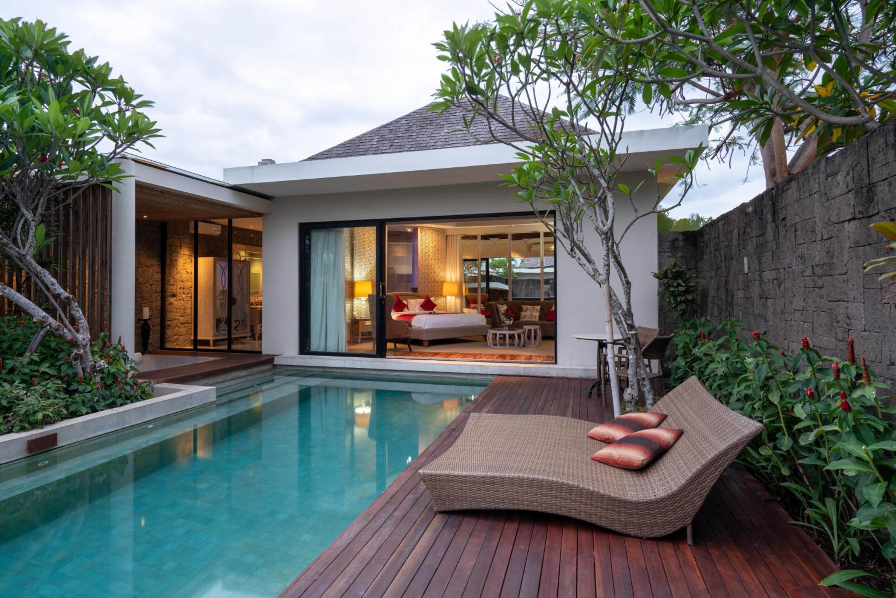 Temptation One-Bedroom Private Pool Villa with Floating Breakfast