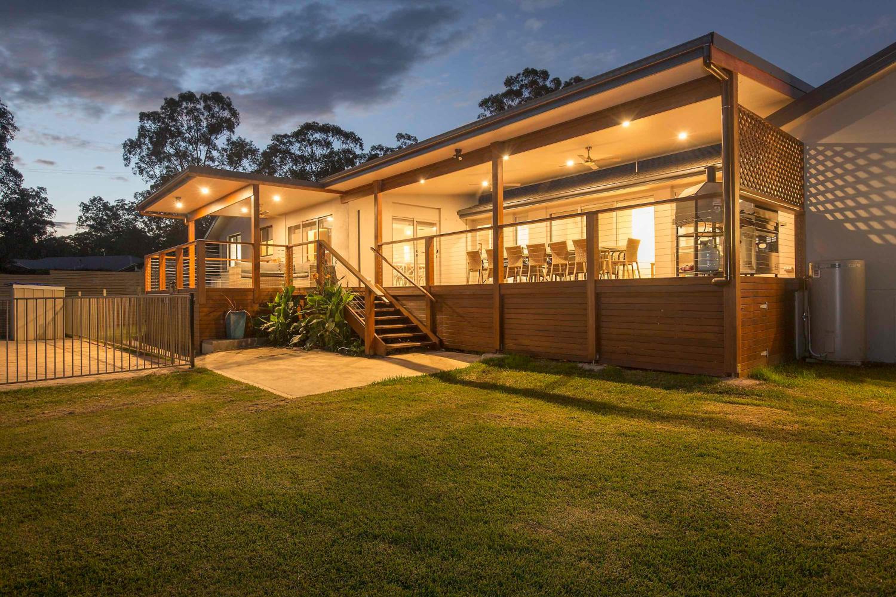 Six-Bedroom House photo 3