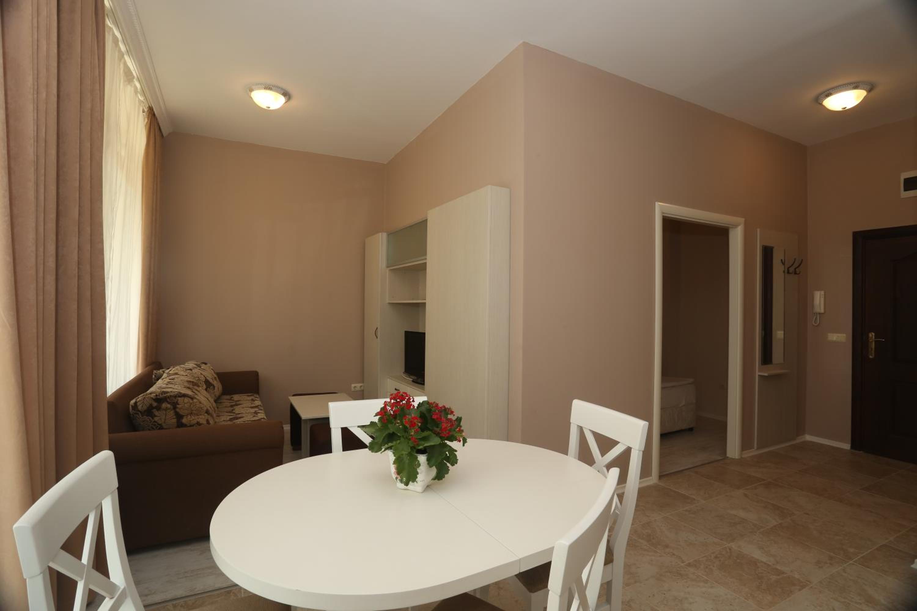 Budget One-Bedroom Apartment photo 1