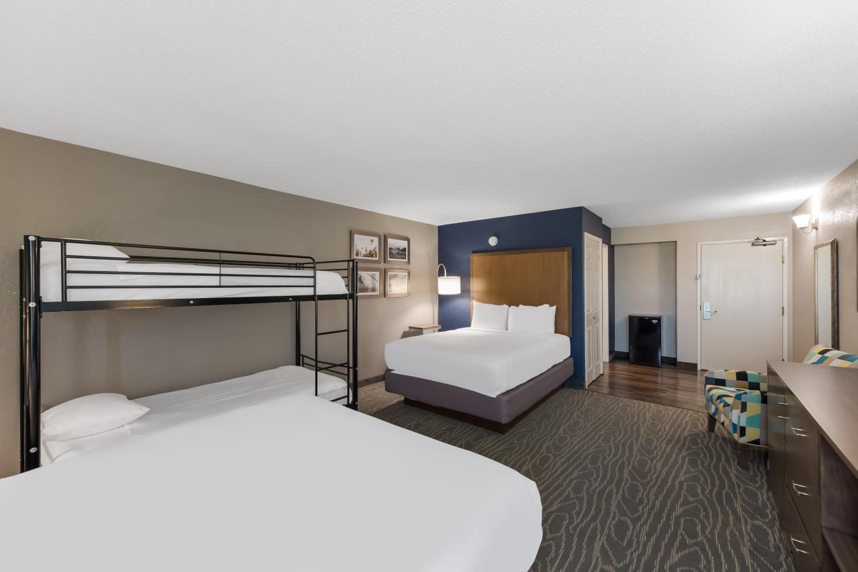 Queen Suite with Two Queen Beds - Non Smoking - Photo 4