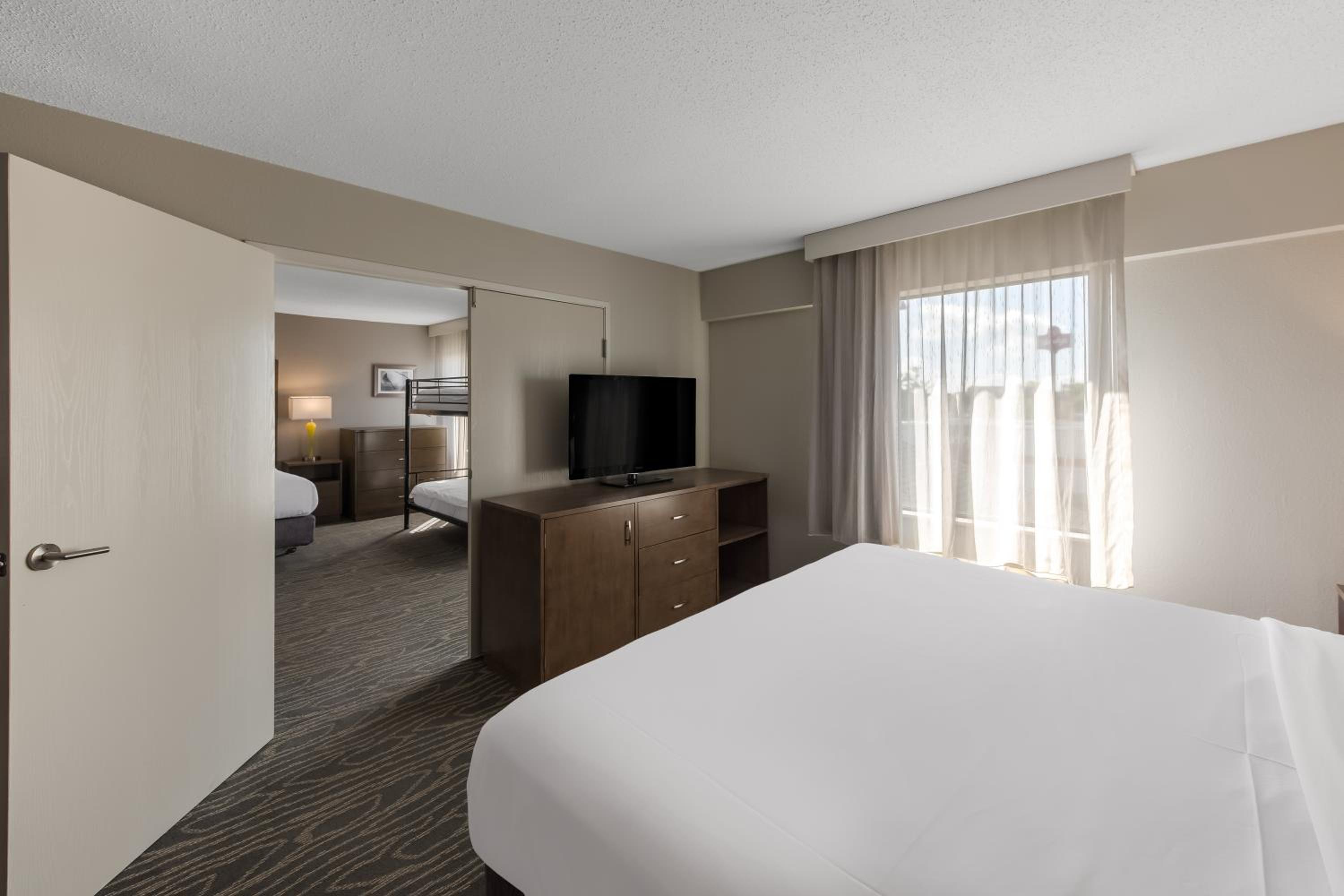 Family Room with King Bed and Two Queen Beds - Non Smoking - Photo 7