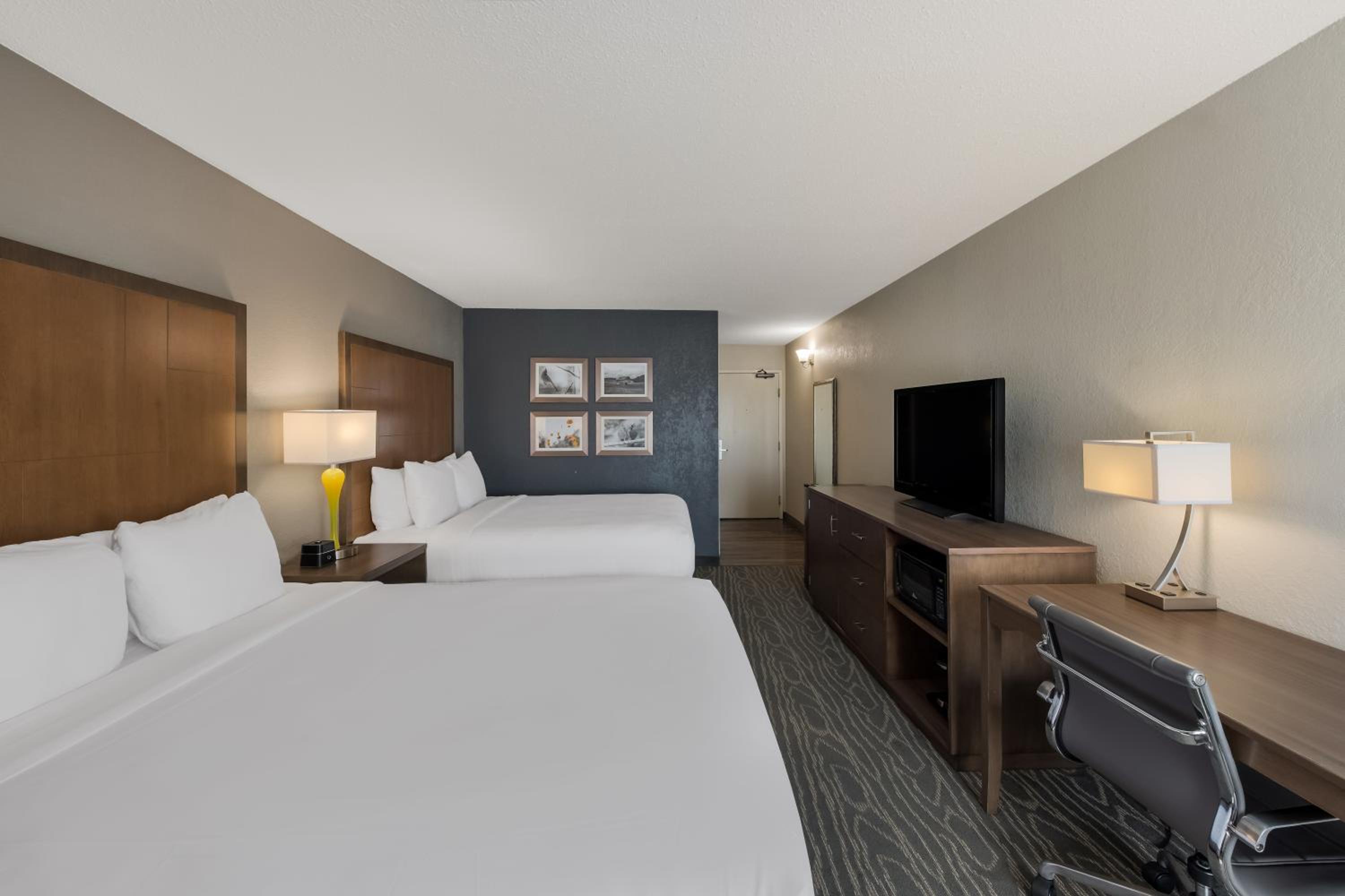 Quadruple Room with Two Queen Beds - Non Smoking - Photo 3
