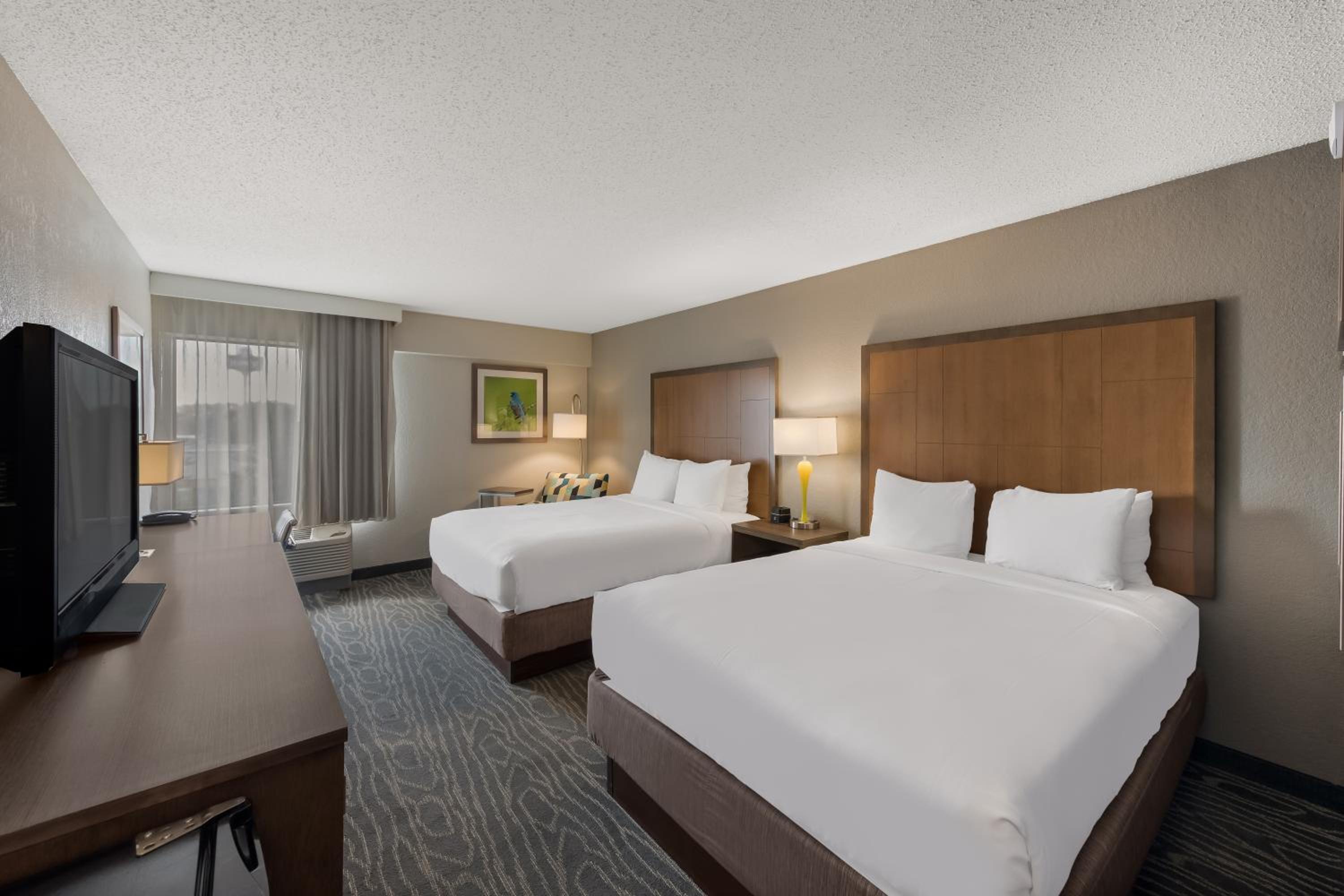 Quadruple Room with Two Queen Beds - Non Smoking - Photo 1