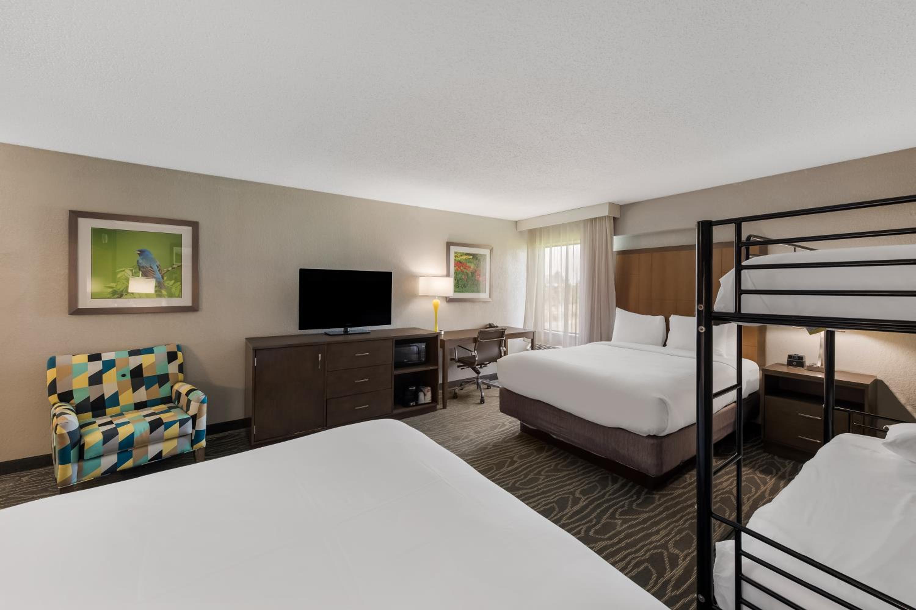 Queen Suite with Two Queen Beds - Non Smoking - Photo 3
