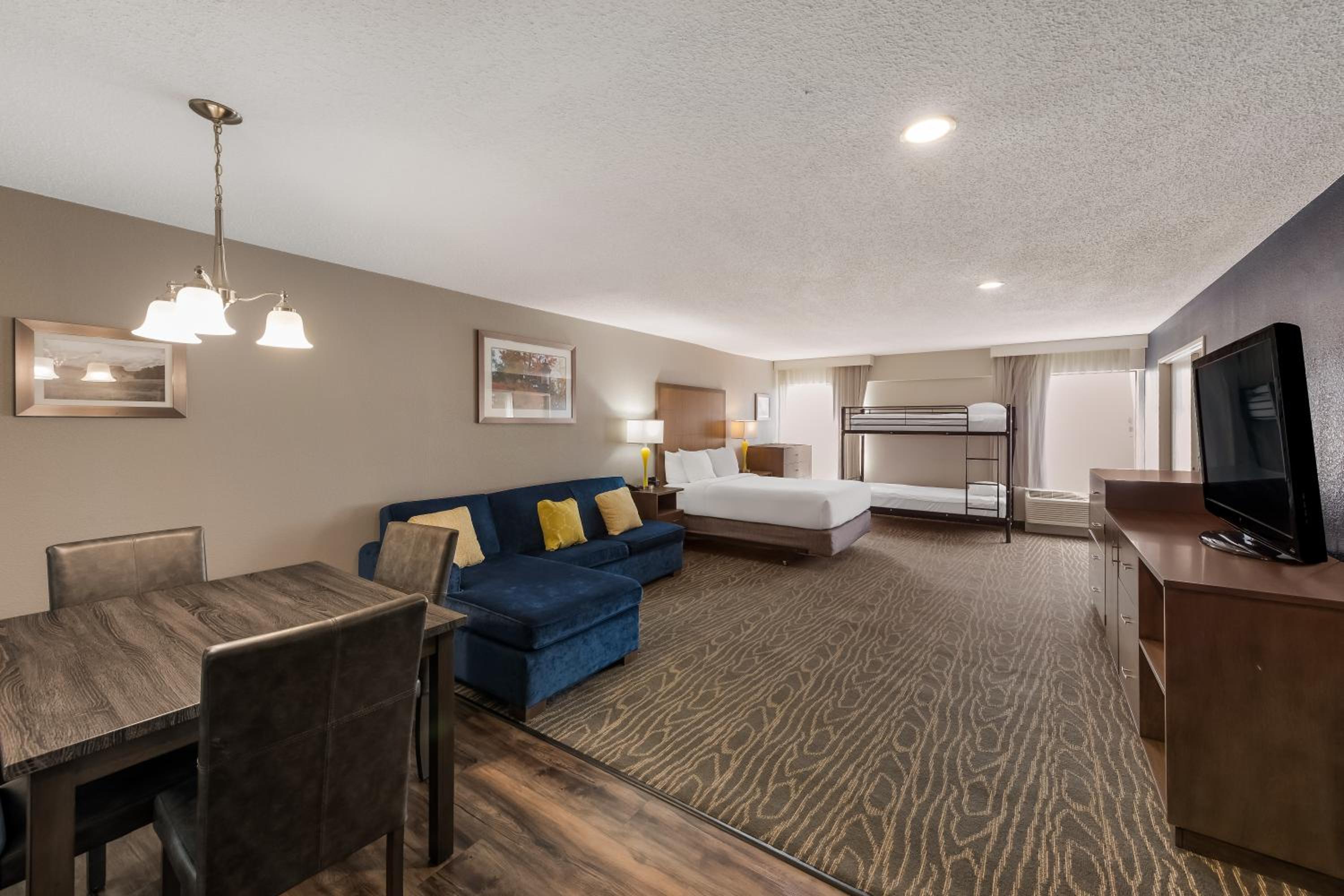 Family Room with King Bed and Two Queen Beds - Non Smoking - Photo 5
