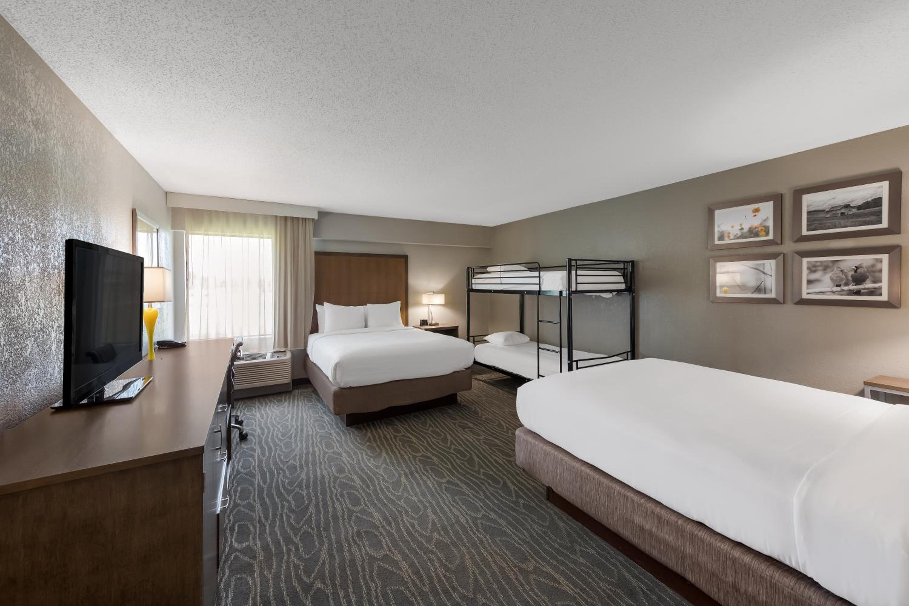 Queen Suite with Two Queen Beds - Non Smoking - Photo 2