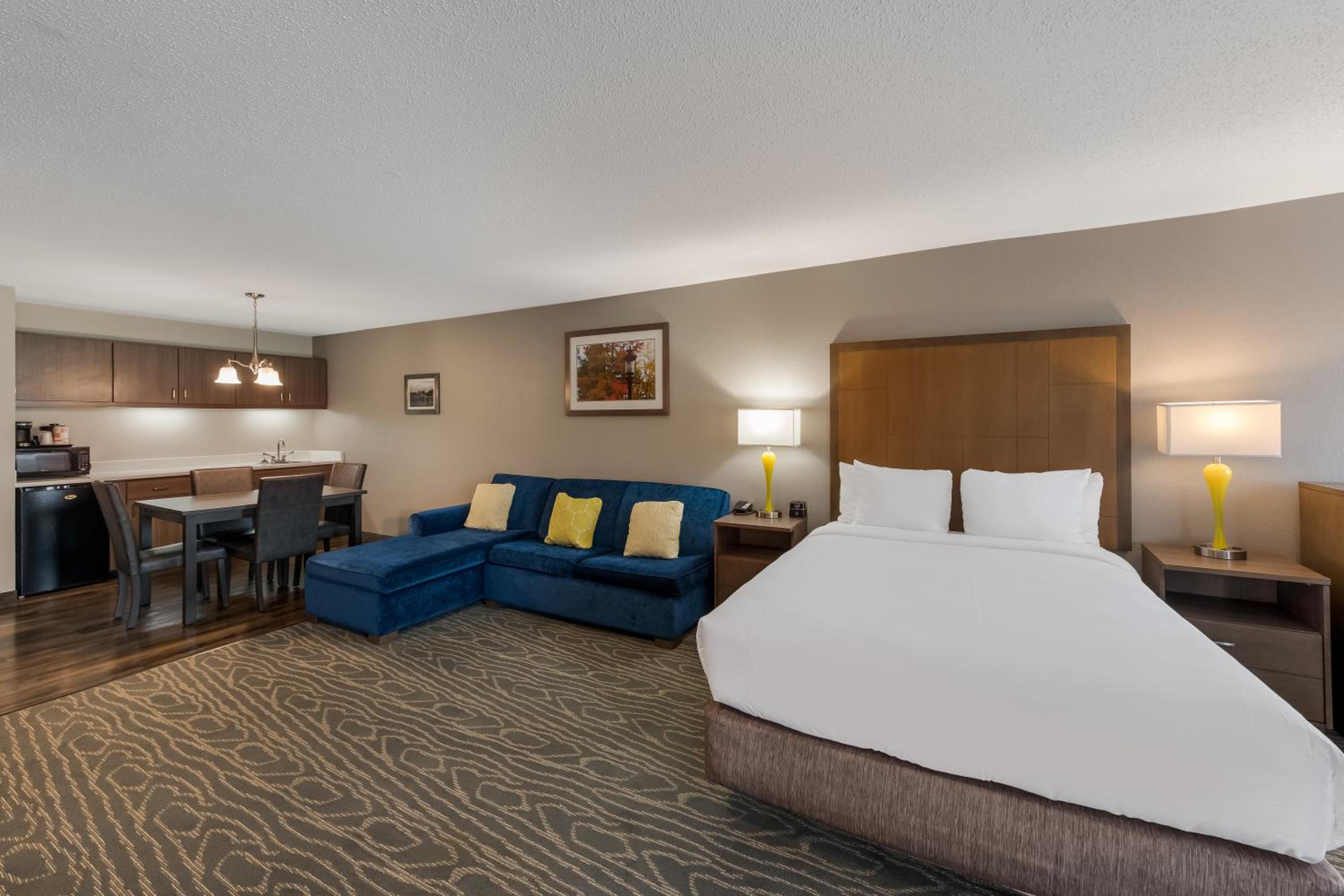 Family Room with King Bed and Two Queen Beds - Non Smoking - Photo 1