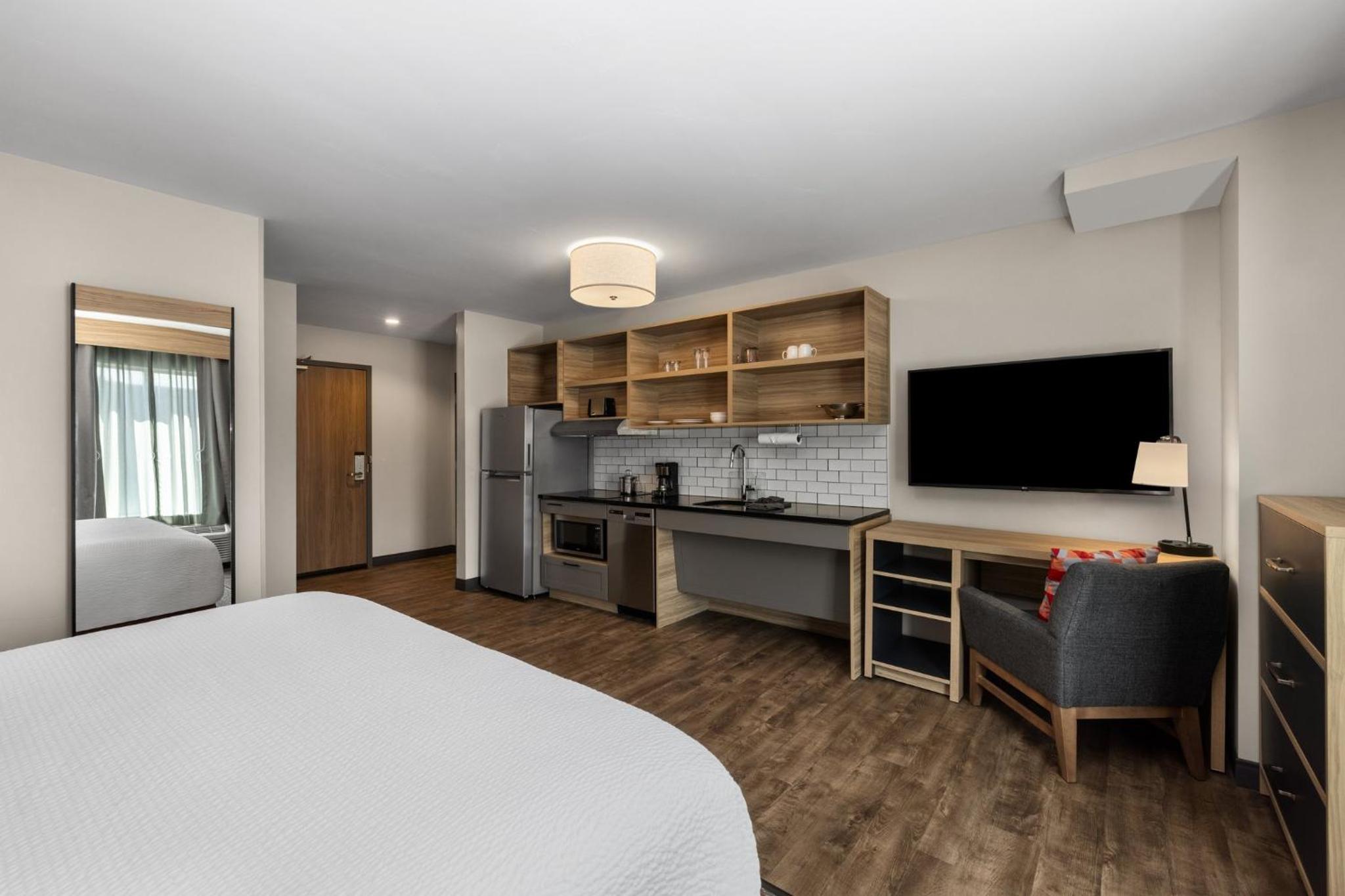 Studio King Suite with Roll In Shower - Mobility Accessible - Photo 6