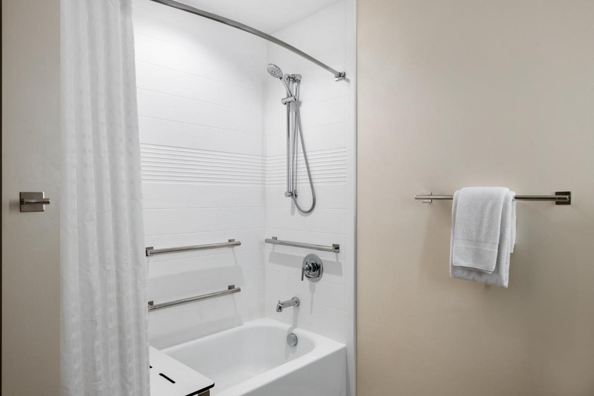One-Bedroom Suite with Two Queen Beds - Communications/Mobility Accessible - Photo 9