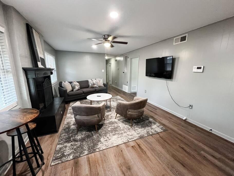 Three-Bedroom House photo 3