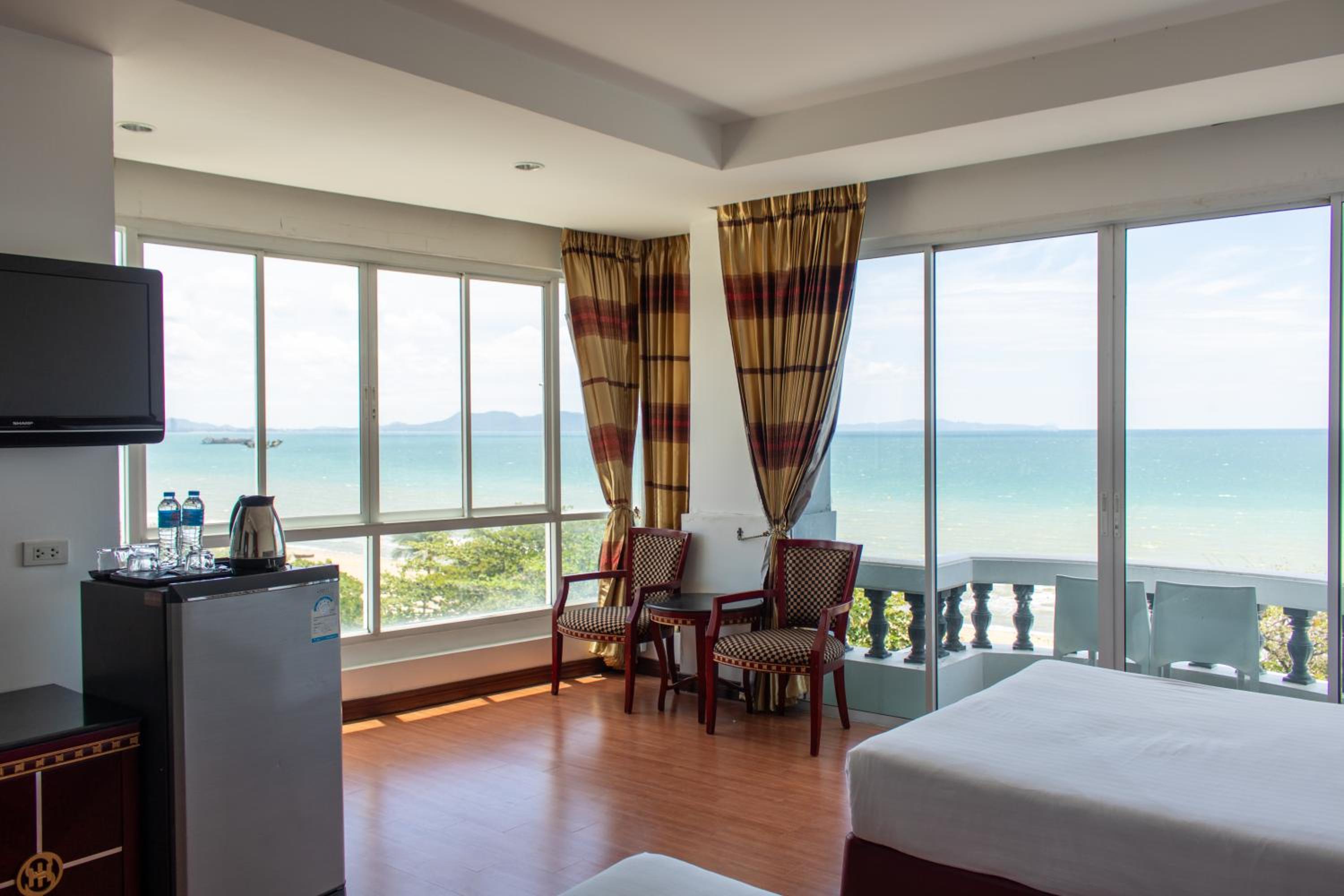 Deluxe Twin Room with Sea View photo 3