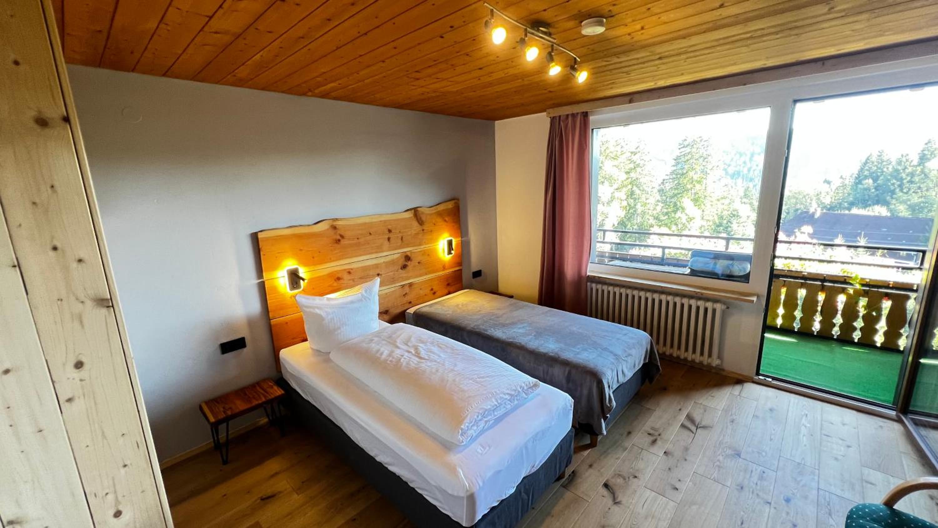 Double or Twin Room with Private Bathroom photo 3