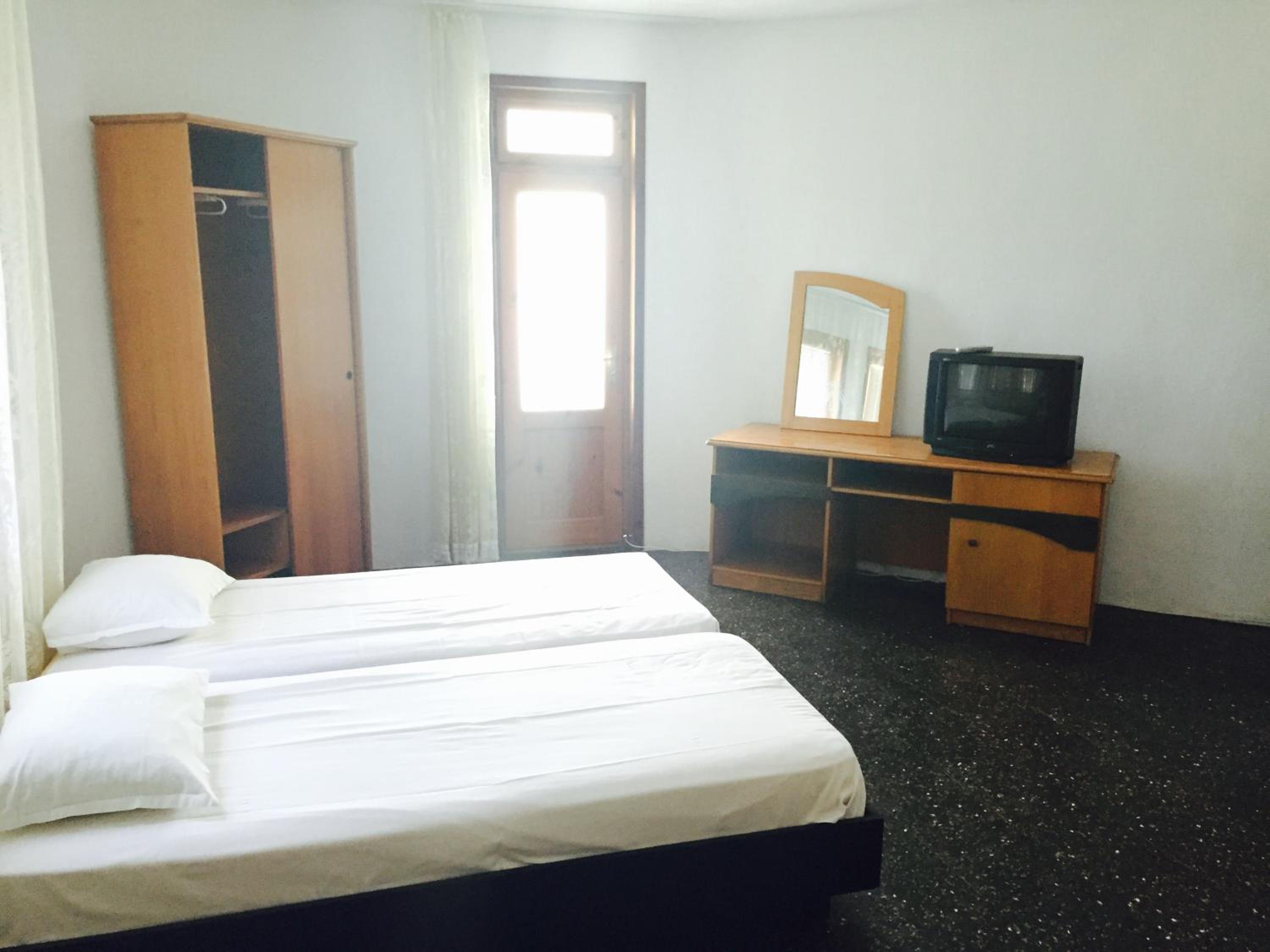 Quadruple Room With Shared Bathroom photo 2